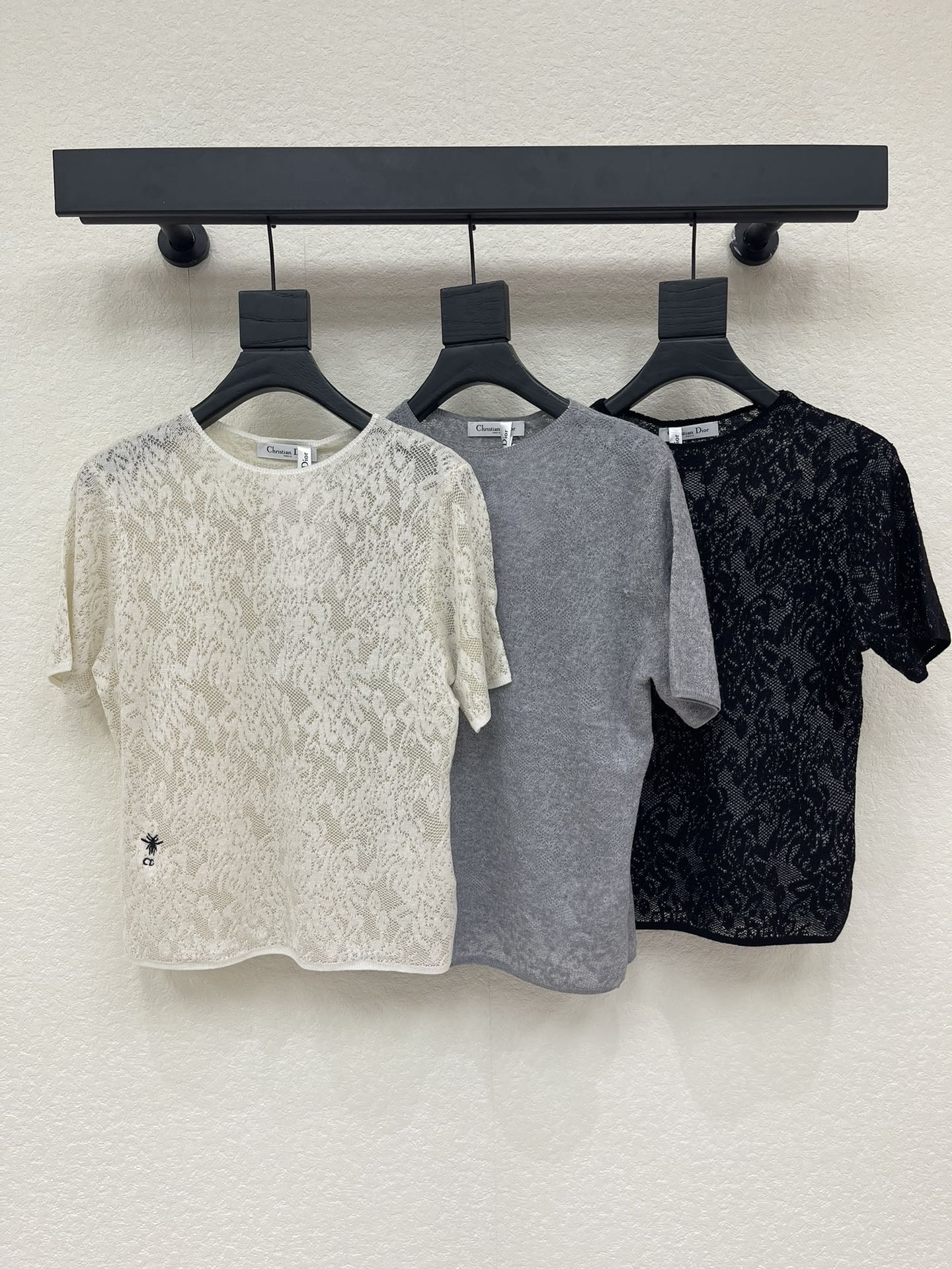 NO:758961,Dio*26 new spring and summer hollow pattern knitted short sleeves!  Customized knitted material with high-end texture. Knitted short-sleeved cut. The whole body is finely knitted and hollowed out to show the pattern. It highlights the brand personality. The iconic embroidered letters on the waist highlight the high-end look. Simple styles can be worn with exquisite personality. The outfit shows a relaxed and tonal style. Light luxury and fashionable temperament. Can be worn alone or layered!  SML,,dior,T-shirt,19860909Dio*26春夏新款镂空花纹针织短袖！定制针织材质 质感高级 针织短袖剪裁 通体细腻针织以镂空处理呈现花纹图案 彰显品牌个性 腰侧标志性刺绣字母 凸显穿搭高级感 让简单款式穿出个性精致 穿搭尽显松弛调性 轻奢时髦气质 单穿叠穿均可！SML,,dior,T-shirt,,Women's clothing