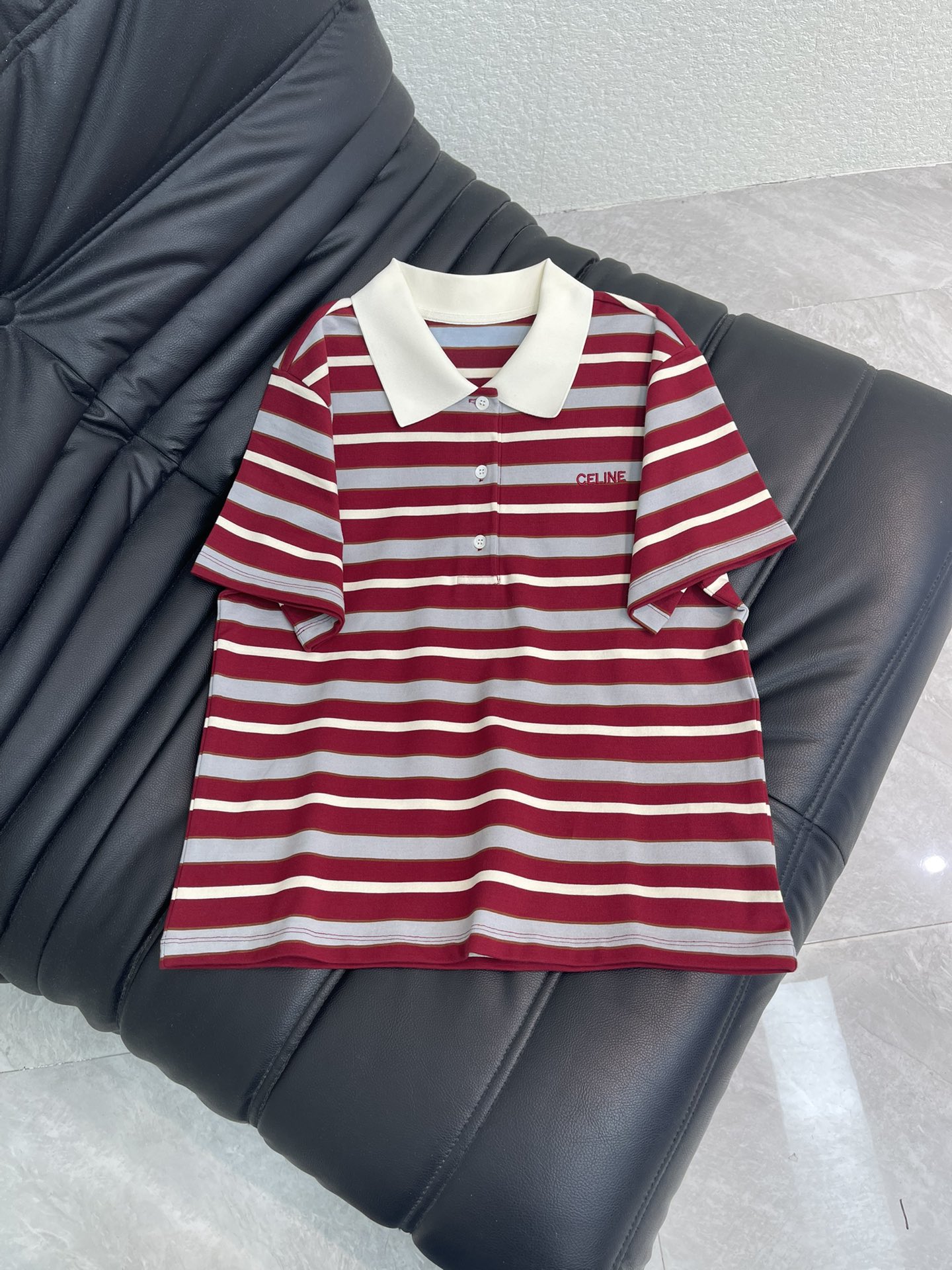 NO:758932,Celin*26 new spring and summer letter embroidered Polo collar striped short-sleeved T-shirt!  Made of precision plain cotton material, the whole body is decorated with brightly colored striped patterns. The iconic embroidered logo on the chest is embellished. The classic retro stripes are in contrasting colors, fashionable and stylish. The upper body really shows off your temperament. It is the item with the highest number of repeats and inquiries on the road. Sisters who want to have a unique piece in their wardrobe that can be worn all the time, don’t miss it, it is both beautiful and comfortable!  If you get it, you will definitely kill it!  SML A,,celine,T-shirt,tees,t-shirt,19860909Celin*26春夏新款字母刺绣Polo领条纹短袖T恤！精密平纹棉质用料 通体饰有色彩鲜艳的条纹图案 胸口标志性刺绣徽标点缀 经典复古条纹撞色时髦有风格 上身真的超显气质 路上回头率和询问度最高的单品无疑想要衣柜里有一件可以时时刻刻穿得出去的有特点的姐妹别错过颜值与舒适兼具！你们拿到手一定会绝绝子！SML A,,celine,T-shirt,tees，t-shirt,,Women's clothing