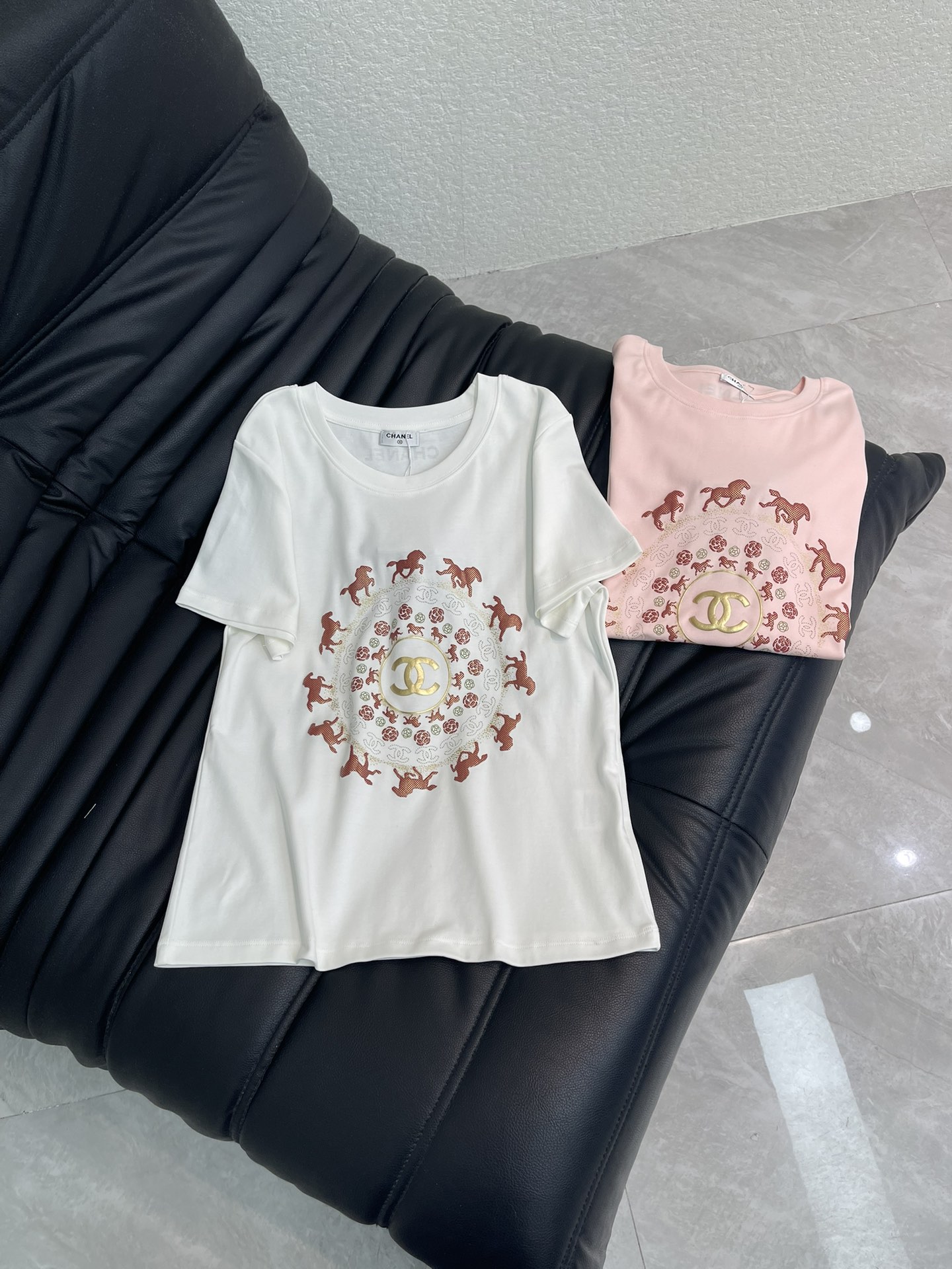 NO:758968,Chane*26 new spring and summer camellia pony foam printed short-sleeved T-shirt Mercerized cotton fabric High-density fashionable sports style Every daily wear Playful and age-reducing design elements full of vitality High quality Size SML A,,chanel,T-shirt,tees,t-shirt,19860909Chane*26春夏新款山茶花小马发泡印花短袖T恤 丝光棉面料 高密度时髦运动风 每个日常的穿搭 俏皮减龄充满元气的设计元素 高品质 尺码SML A,,chanel,T-shirt,tees，t-shirt,,Women's clothing