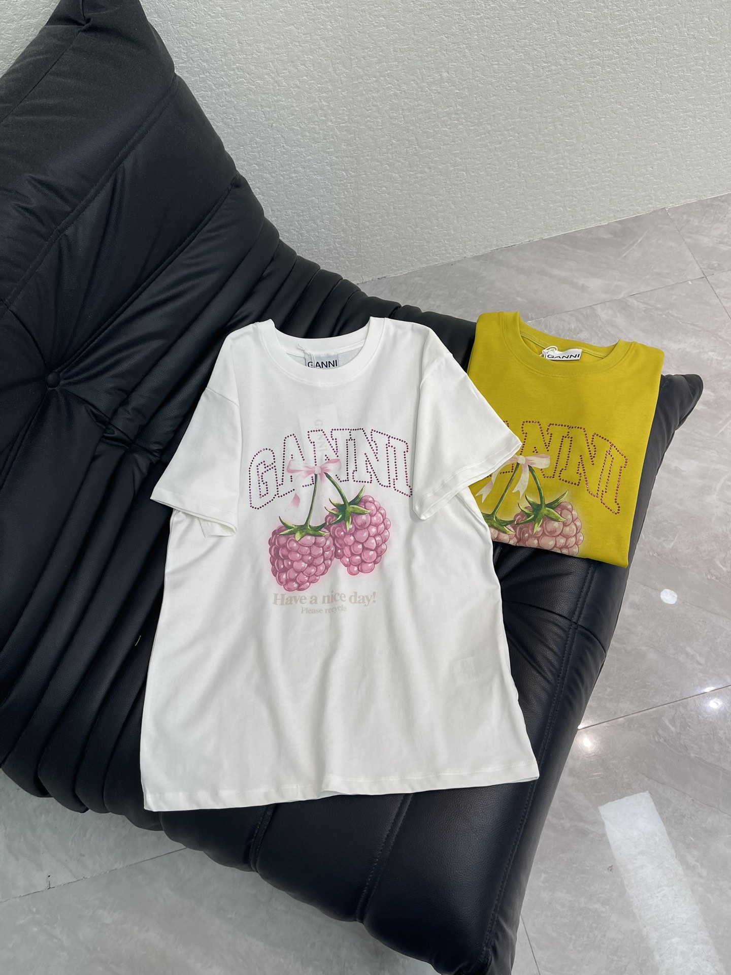 NO:758976,Gann*26 new spring and summer raspberry lettering heavy-duty short-sleeved T-shirt. Pure cotton fabric. Loose fit. High-density fashionable sports style. Every daily wear. Playful and age-reducing design elements full of vitality. High quality. Size SML A,, T-shirt, tees, t-shirt,19860909Gann*26春夏新款树莓烫钻字母重工短袖T恤 纯棉面料 宽松版型 高密度时髦运动风 每个日常的穿搭 俏皮减龄充满元气的设计元素 高品质 尺码SML A,,T-shirt,tees，t-shirt,,Women's clothing