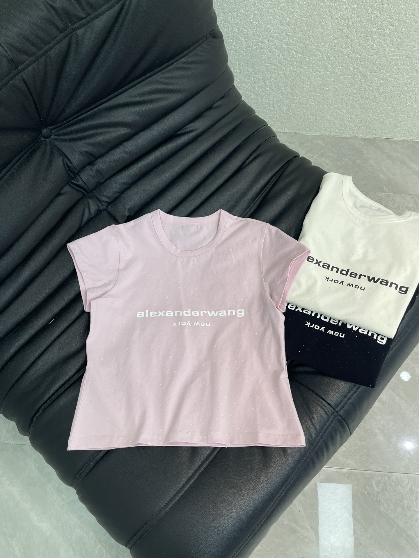 NO:758925,Alexander Wan*26 new letter printed hot diamond short-sleeved T-shirt. Slim round neck design. Stretch cotton fabric fits the body shape. Comfortable and shows curves. The hot diamond logo on the chest is super eye-catching. The white color is fresh and clean. The short cut is worn with high-waisted jeans or skirts. Easily create a sweet and spicy style or a casual style!  It is fashionable and versatile for daily outings and parties, and can easily enhance your style!  SML,,skirts,jeans,T-shirt,tees,t-shirt,19860909Alexander Wan*26新款字母印花烫钻短袖T恤 修身圆领设计 弹力棉质面料贴合身形 舒适又显曲线 胸前烫钻Logo超吸睛 白色清新干净 短款剪裁搭高腰牛仔裤或裙装 轻松打造甜辣风or休闲风！日常出街、聚会都很适合时髦又百搭,轻松提升造型感！SML,,skirts,jeans,T-shirt,tees，t-shirt,,Women's clothing