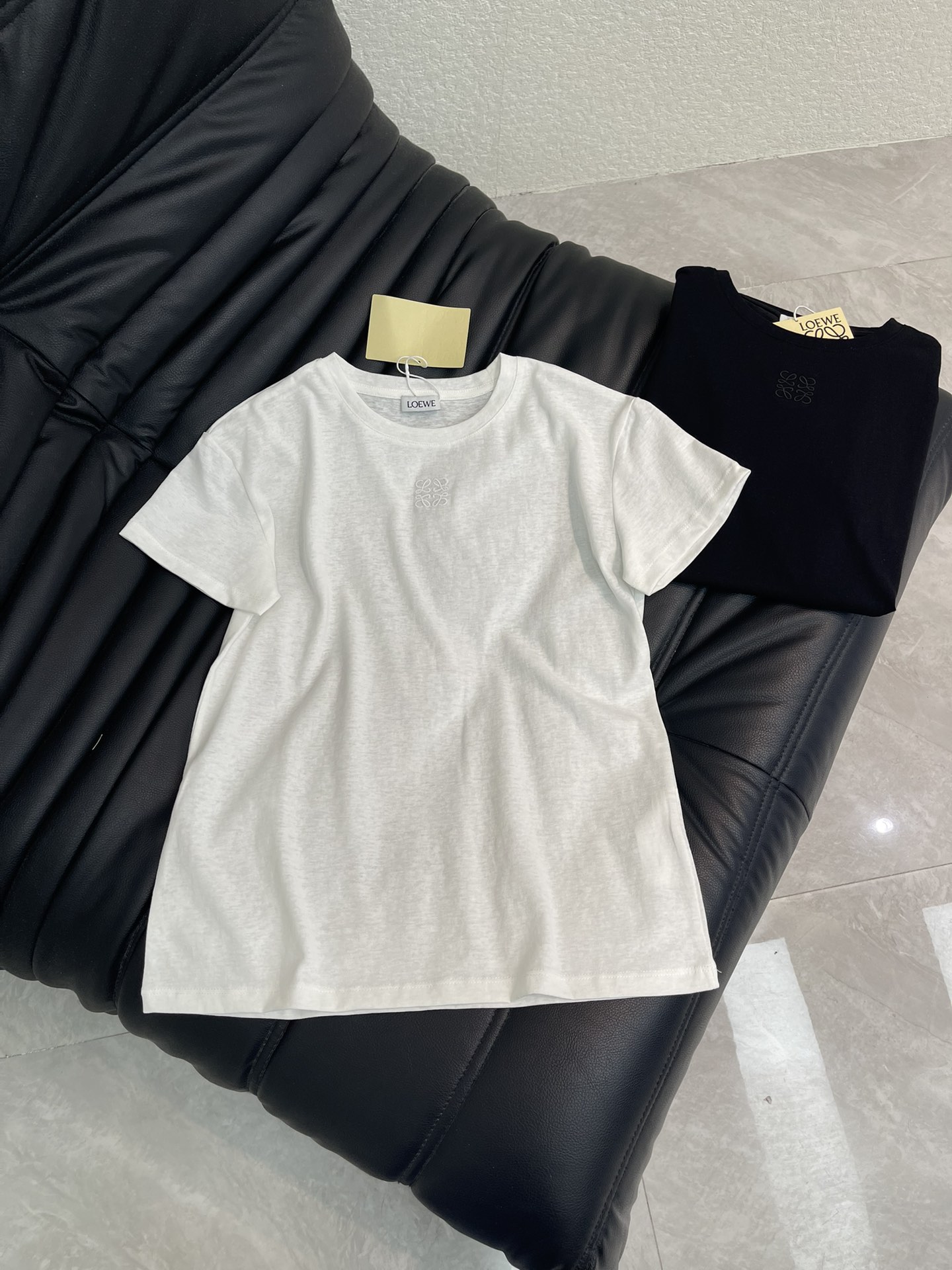NO:791706,Loew*26 new spring and summer embroidered logo slub cotton short-sleeved T-shirt. Minimalist style basic T-shirt. Focus on light luxury and simple tones. No superfluous design. Classic round neck design, loose and neat fit. Dropped shoulder sleeves + straight cut. Friendly to all body types. Comfortable for daily wear. Slub cotton fabric is soft, skin-friendly and breathable~ It is a universal basic style. It can be worn alone or layered, suitable for commuting, leisure, dating and other scenarios.  It is a versatile item in the wardrobe SML AA,,loewe,jackets & coats,T-shirt,tees,t-shirt,19860909Loew*26春夏新款刺绣logo竹节棉短袖T恤 极简风基础款 T 恤 主打轻奢简约调性 没有多余花哨设计 经典圆领设计,版型宽松利落 落肩袖 + 直身剪裁 对各种身材都很友好 日常穿着舒适自在 竹节棉面料柔软亲肤,透气~ 属于万能基础款,可单穿、叠穿外套,适配通勤、休闲、约会等多种场景 是衣橱里的百搭单品 SML AA,,loewe,jackets & coats,T-shirt,tees，t-shirt,,Women's clothing