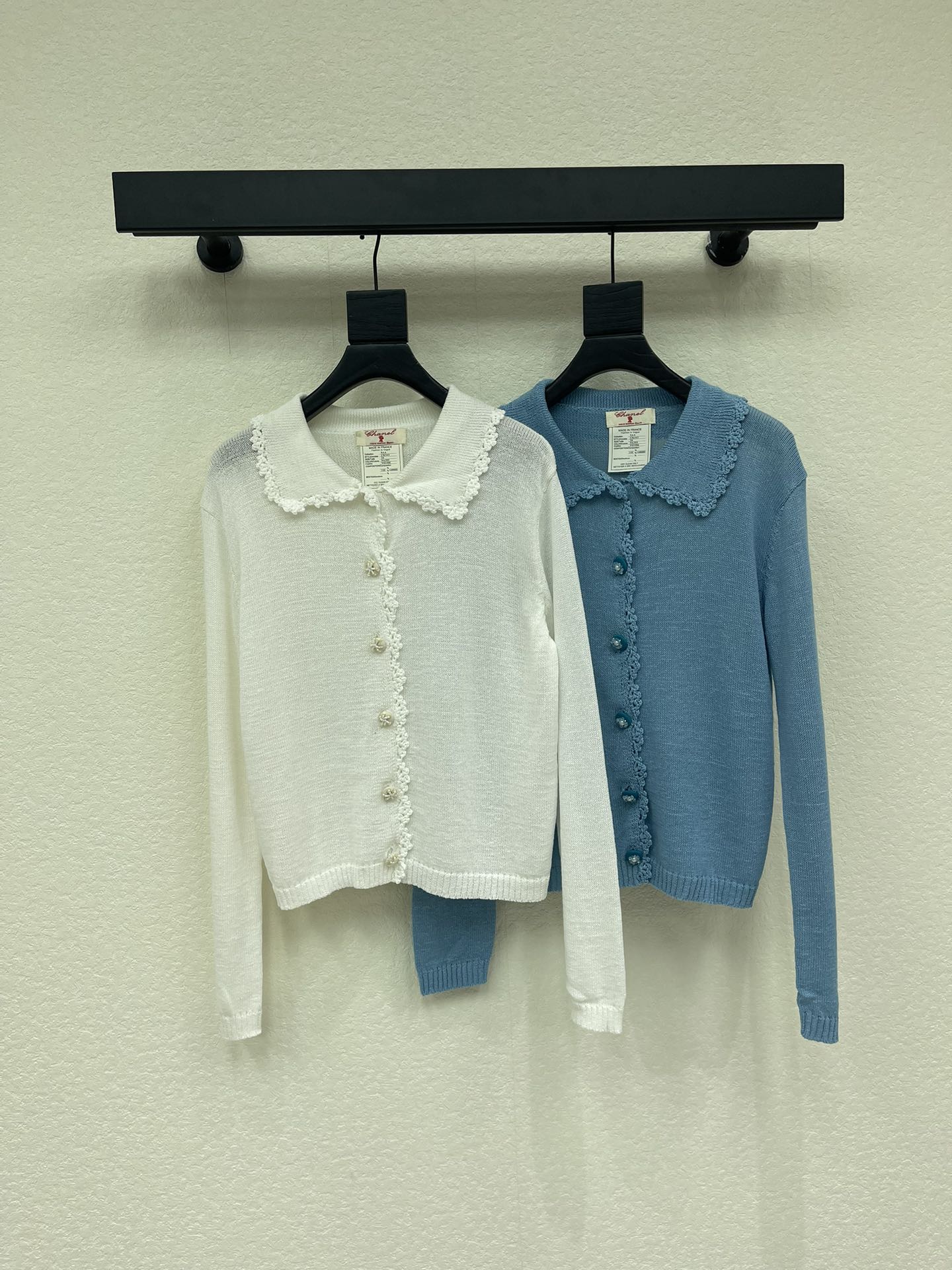 NO:758948,Chane*26's new cuffed hand-crocheted diamond-buttoned knitted cardigan is a popular item, with a refined regular fit that makes your upper body look slimmer!  Customized labeling process, low-key luxury!  Fashionable must-have items to unlock all outfits!  Look for our quality!  The classic items are fashionable and high-end, and the classic styles are versatile and easy to match!  SML,,chanel,19860909Chane*26新品翻边手钩花钻扣针织开衫 王炸单品,精致常规版型上身巨显瘦！ 定制贴标工艺 低调奢华！ 时髦精必备单品解锁所有穿搭！ 认准我家品质！经典单品时髦又高级 经典版型百搭不挑人！ SML,,chanel,,Women's clothing