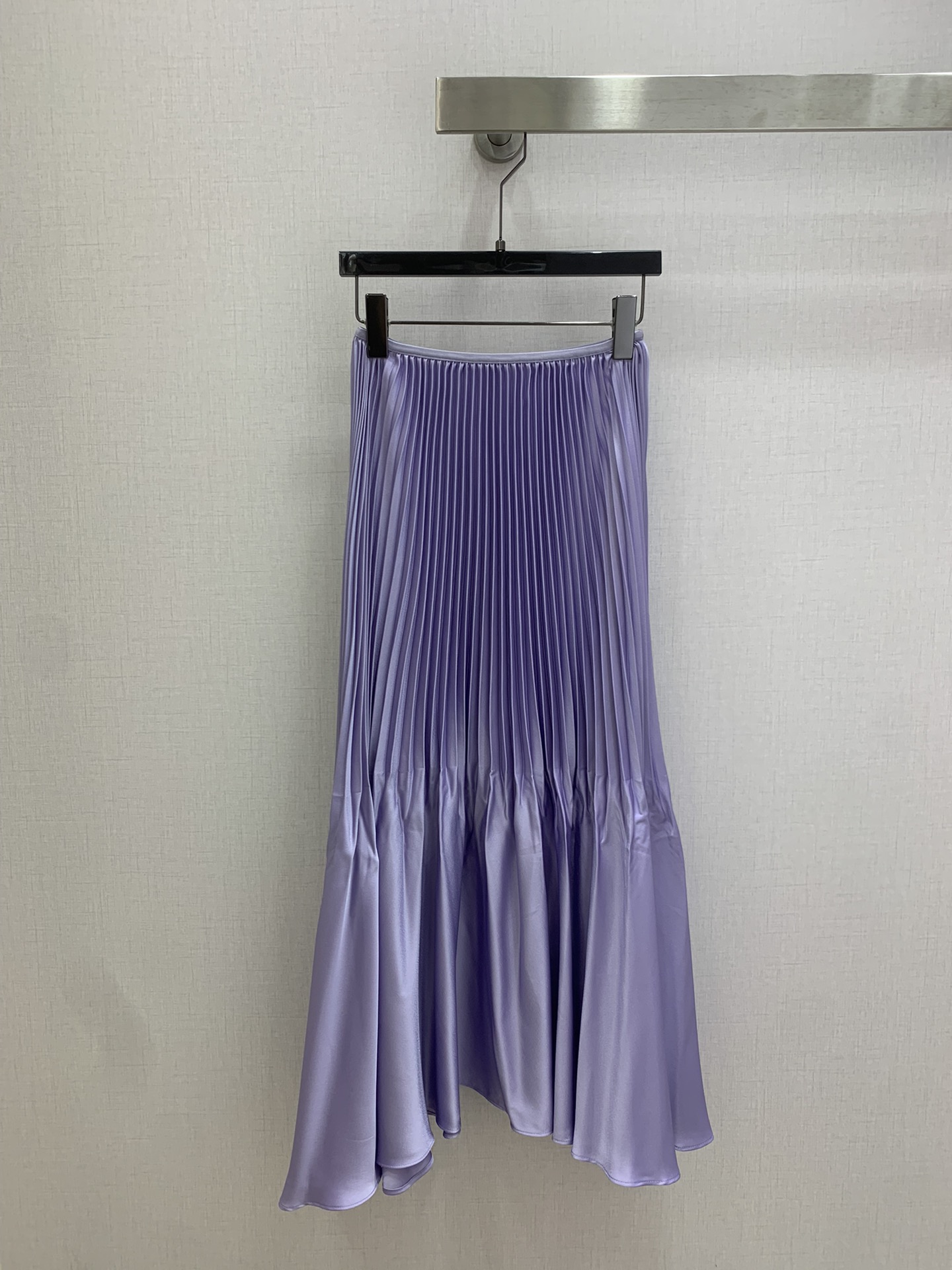 NO:760641,Highly recommended 26 early spring new minimalist pleated long skirt, high waist design + accordion pleats, perfect drape and layering!  The fabric has its own luster, high-end texture, and the fishtail hem has a super design sense. It can be easily used during festivals, commuting, and daily life. It goes well with knitted sweaters or shirts. It is elegant and fashionable. Five colors. SMLXL code. High-quality AB, skirts, shirts,19860909强烈推荐 26早春新款 极简压褶长半裙,高腰设计+风琴褶,垂坠感和层次感满分！面料自带光泽,质感高级,鱼尾下摆超有设计感,节日、通勤、日常都能轻松驾驭,搭配针织衫或衬衫都很出彩,优雅又时髦 五个色 SMLXL码 高品质AB,,skirts,shirts,,Women's clothing