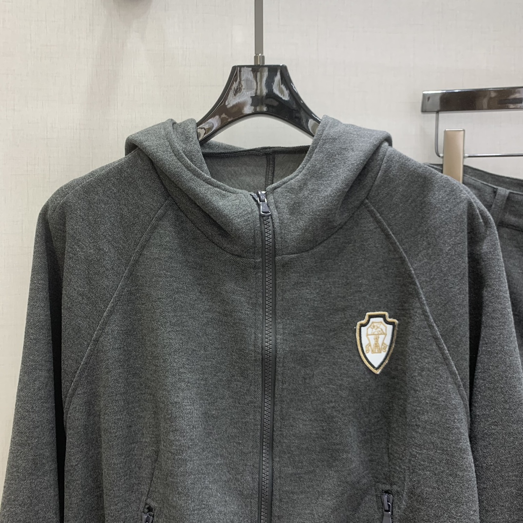 强烈推荐 26早春新款 连帽运动套装，包含拉链连帽外套+同色短裤，简约百搭，适合日常休闲或轻运动场景。外