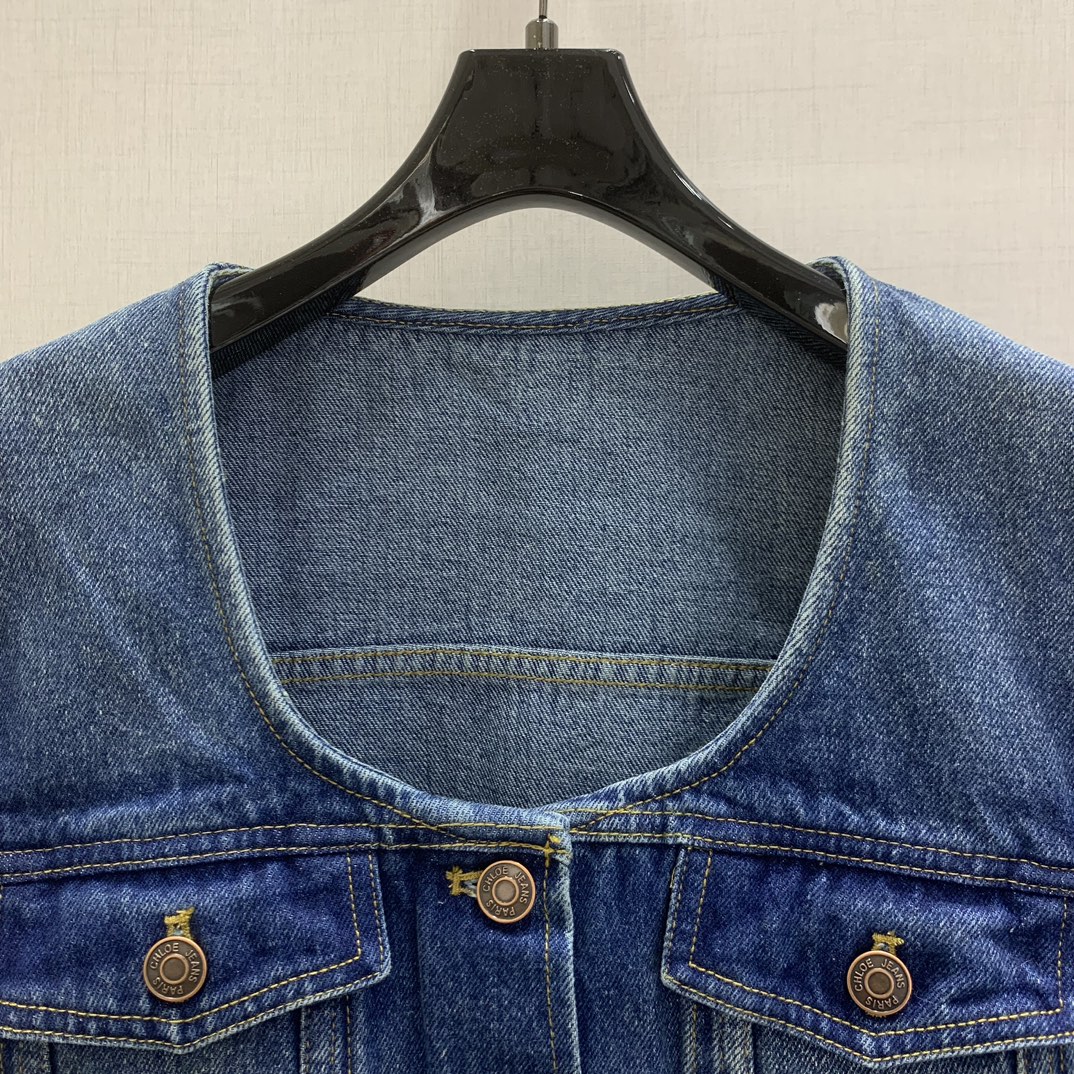 强烈推荐 26早春新款 方领牛仔花边外套，采用深蓝水洗面料，复古感满满，修身收腰设计超显身材曲线✨正面双
