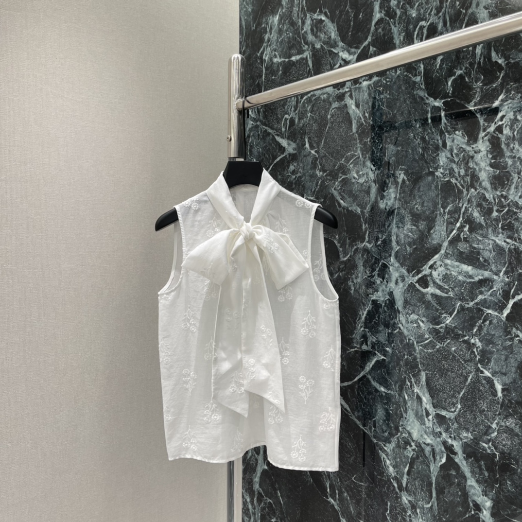 NO:776950,The highest version on the market, the girl inspects the goods, trims the three marks on the threads, and delivers the goods. You can post pictures and take videos. If you want quality and service, please add me on WeChat. We will not accept urgent orders. 26 new spring and summer embroidered sleeveless tops. Exquisite floral embroidery. Full marks for fresh and elegant temperament. Bow tie at neckline. Sweet and smart. Perfect for spring and summer wear! The sleeveless design is breathable and comfortable, and can be easily used for commuting, dating, and vacations.  Paired with high-waisted pants or skirts, you can easily get a gentle atmosphere. It is a practical and versatile item with a sense of design. One color SML, women's clothing, skirts,19860909市面最高版本小妹验货、修剪线头上三标、发货可发图及拍视频,要品质要服务的加我微信,不接急单. 26春夏新款 刺绣无袖上衣 精致花卉刺绣 清新优雅气质满分 领口蝴蝶结系带 甜美又灵动 春夏穿搭超适合!无袖设计透气舒适,通勤,约会,度假都能轻松驾驭 搭配高腰裤或半身裙,温柔氛围感轻松get,是实用又有设计感的百搭单品.一个色SML,女装,skirts,,Women's clothing