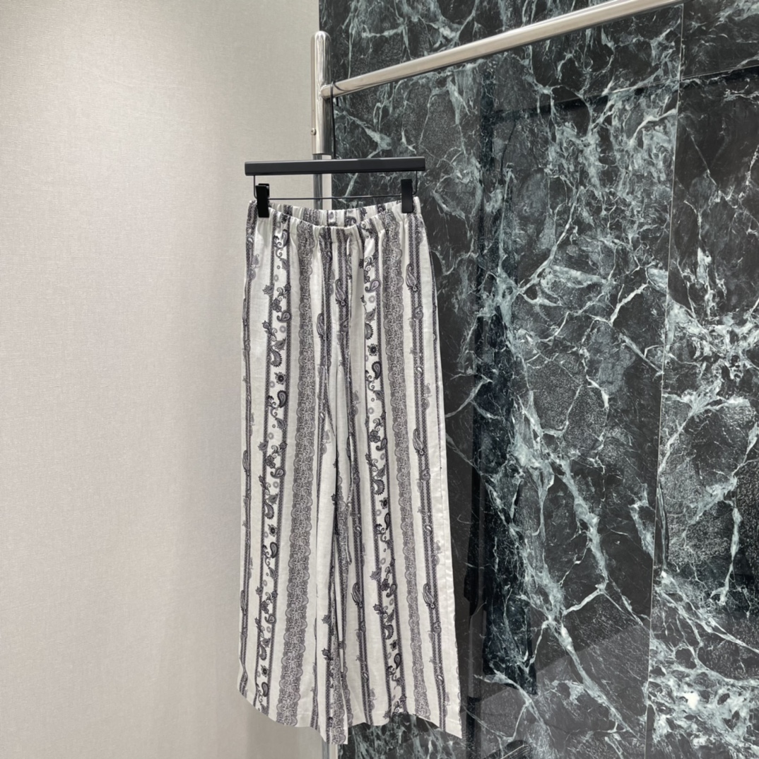 NO:776955,The highest version on the market, the girl inspects the goods, trims the three marks on the threads, and delivers the goods. You can post pictures and take videos. If you want quality and service, please add me on WeChat. We will not accept urgent orders. 26 spring and summer new style ethnic style wide-leg pants, black and white stripes + ethnic style patterns, retro and artistic, perfect drape, slimming and modified leg shape, can be easily worn in daily life or vacation. Pair with simple tops or ethnic style items  The atmosphere is immediately filled, and you can easily get the lazy and high-end feeling! One color SML, women's clothing,19860909市面最高版本小妹验货、修剪线头上三标、发货可发图及拍视频,要品质要服务的加我微信,不接急单. 26春夏新款 民族风阔腿裤 黑白条纹+民族风纹样 复古又有艺术感 垂感满分 显瘦又修饰腿型 日常或度假都能轻松驾驭.搭配简约上衣或民族风单品 氛围感直接拉满,慵懒高级感轻松get!.一个色SML,女装,,Women's clothing