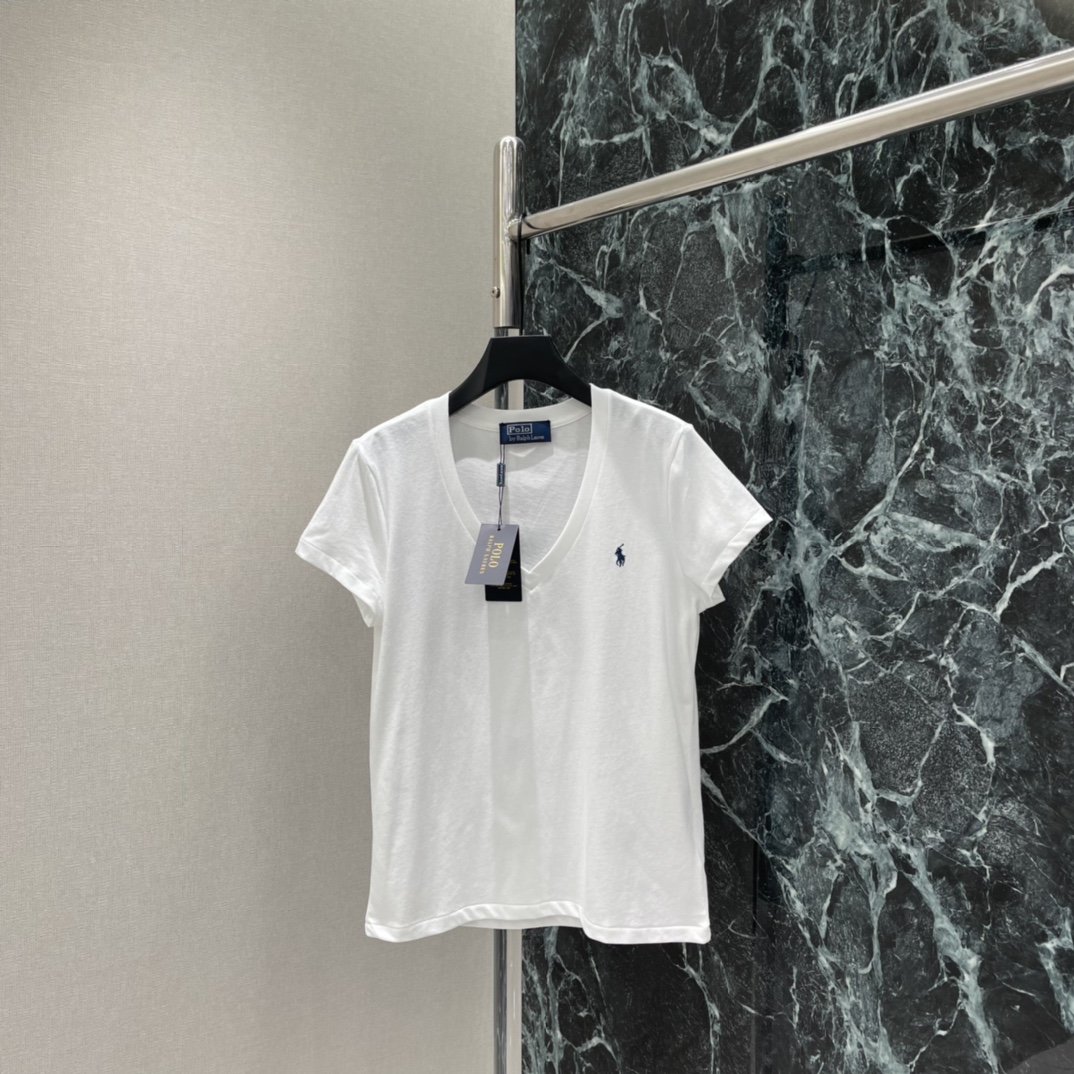 NO:774931,The highest version on the market. The girl inspects the goods, trims the three marks on the threads, and delivers the goods. You can send pictures and take videos. If you want quality or service, please add me on WeChat. We will not accept urgent orders. Raff 26 spring and summer new V-neck short-sleeved T-shirt. The pony embroidery on the chest is very recognizable. Simple and advanced V-neck design modifies the neck line.  Slim and elegant, the loose fit is very tolerant and can be worn alone or layered~ Easily switch between casual or commuting style, it is a must-have basic style for your wardrobe! One color SML, women's clothing, T-shirt, tees, t-shirt,19860909市面最高版本小妹验货、修剪线头上三标、发货可发图及拍视频,要品质要服务的加我微信,不接急单. 拉夫 26春夏新款 V领短袖T恤 胸前小马刺绣超有辨识度 简约又高级 V领设计修饰颈部线条 显瘦又优雅,宽松版型包容性强,单穿或内搭都很OK~轻松切换休闲or通勤风,是衣橱必备基础款!一个色SML,女装,T-shirt,tees，t-shirt,,Women's clothing