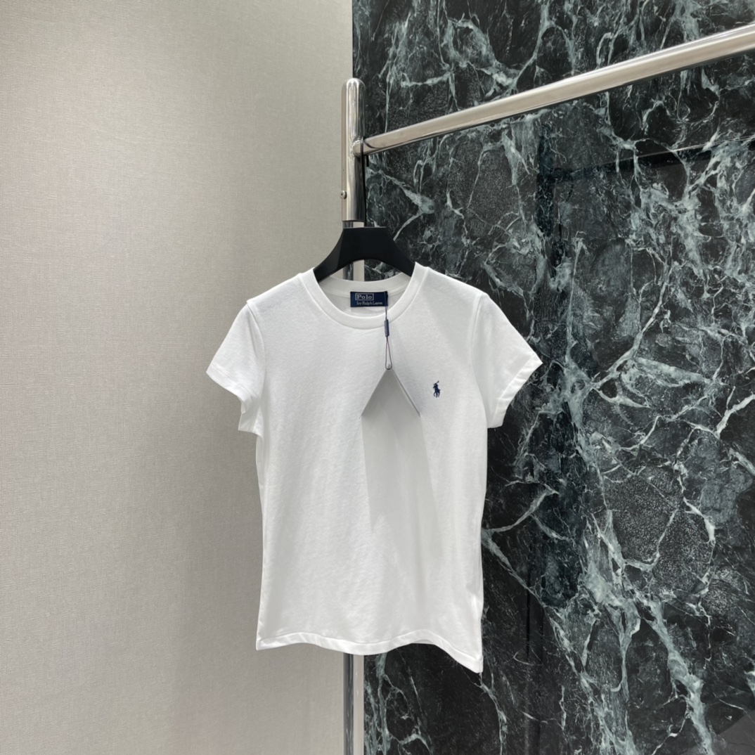 NO:774925,The highest version on the market, the girl inspects the goods, trims the three marks on the threads, and delivers the goods. You can send pictures and take videos. If you want quality or service, please add me on WeChat. We will not accept urgent orders. Raff 26 spring and summer new round neck short-sleeved T-shirt. The pony embroidery on the chest is very recognizable. Simple and advanced V-neck design modifies the neck line.  Slim and elegant, the loose fit is very tolerant and can be worn alone or layered~ Easily switch between casual or commuting style, it is a must-have basic style for your wardrobe! One color SML, women's clothing, T-shirt, tees, t-shirt,19860909市面最高版本小妹验货、修剪线头上三标、发货可发图及拍视频,要品质要服务的加我微信,不接急单. 拉夫 26春夏新款 圆领短袖T恤 胸前小马刺绣超有辨识度 简约又高级 V领设计修饰颈部线条 显瘦又优雅,宽松版型包容性强,单穿或内搭都很OK~轻松切换休闲or通勤风,是衣橱必备基础款!一个色SML,女装,T-shirt,tees，t-shirt,,Women's clothing