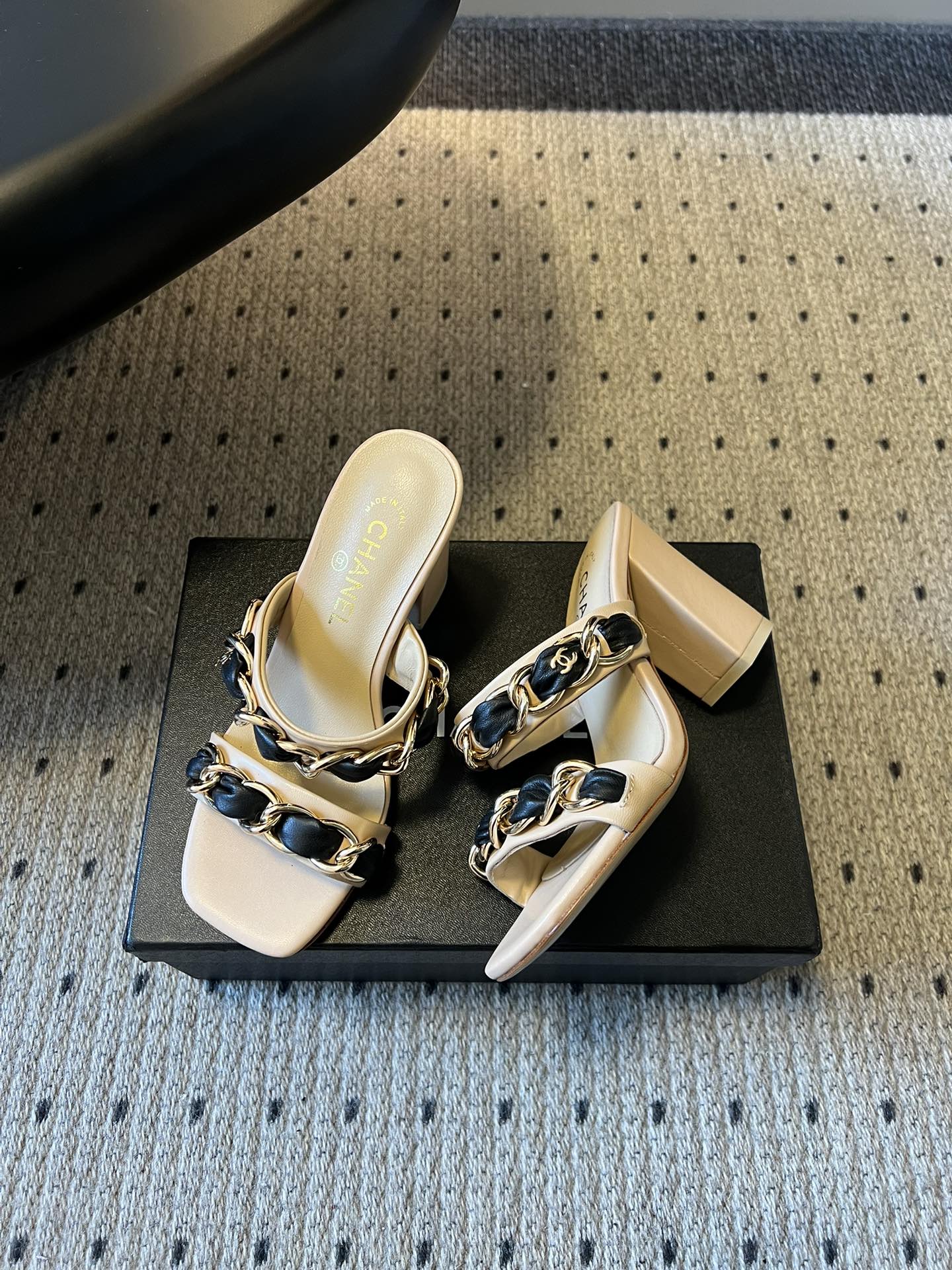 Chane*26SS早春新款复古方头链条高跟鞋把经典香风踩在脚下，粗链条与皮革编织的碰撞，是永不过时的高