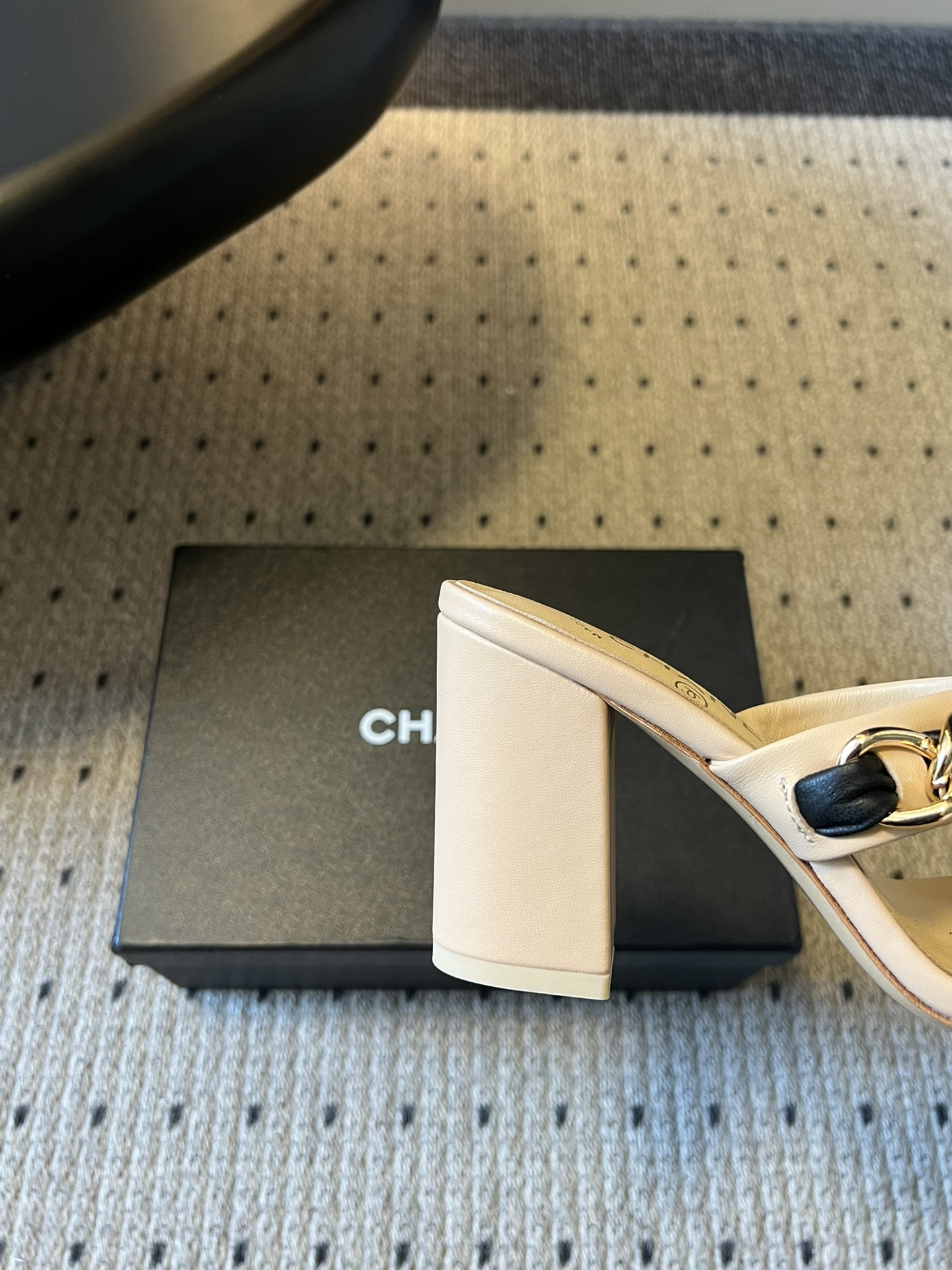 Chane*26SS早春新款复古方头链条高跟鞋把经典香风踩在脚下，粗链条与皮革编织的碰撞，是永不过时的高