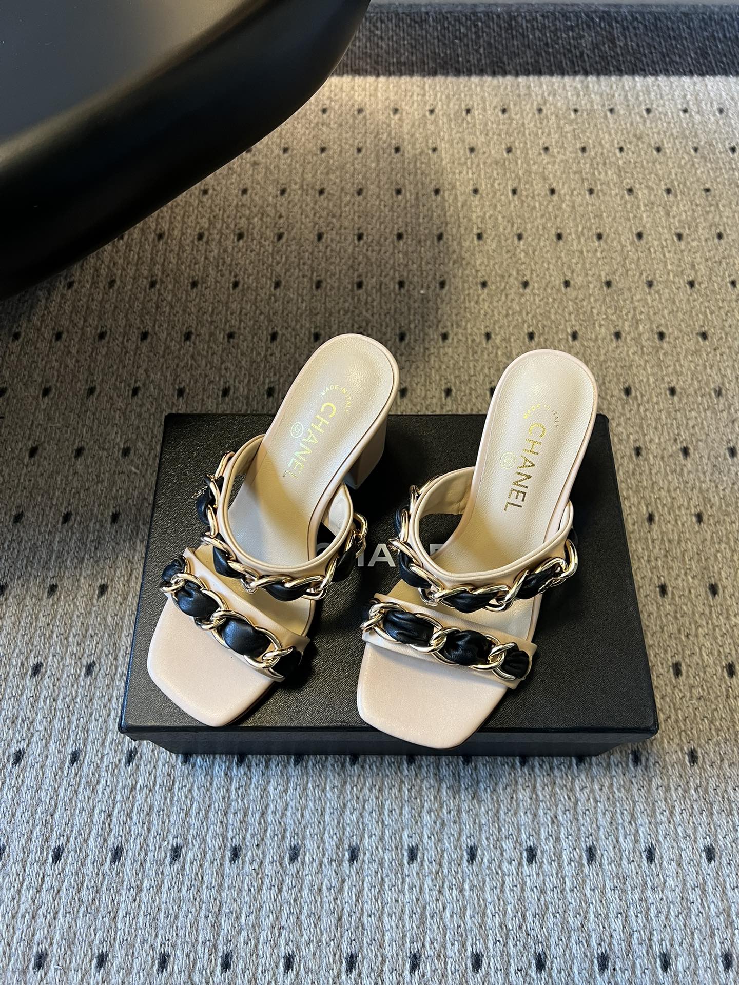 Chane*26SS早春新款复古方头链条高跟鞋把经典香风踩在脚下，粗链条与皮革编织的碰撞，是永不过时的高