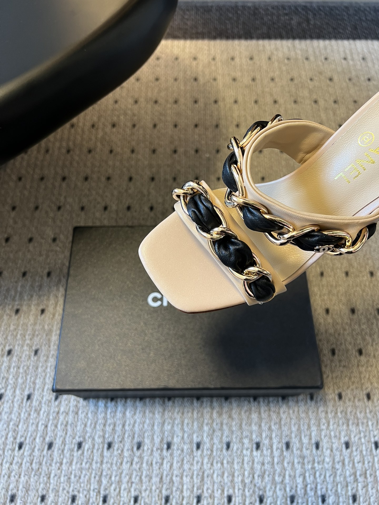 Chane*26SS早春新款复古方头链条高跟鞋把经典香风踩在脚下，粗链条与皮革编织的碰撞，是永不过时的高