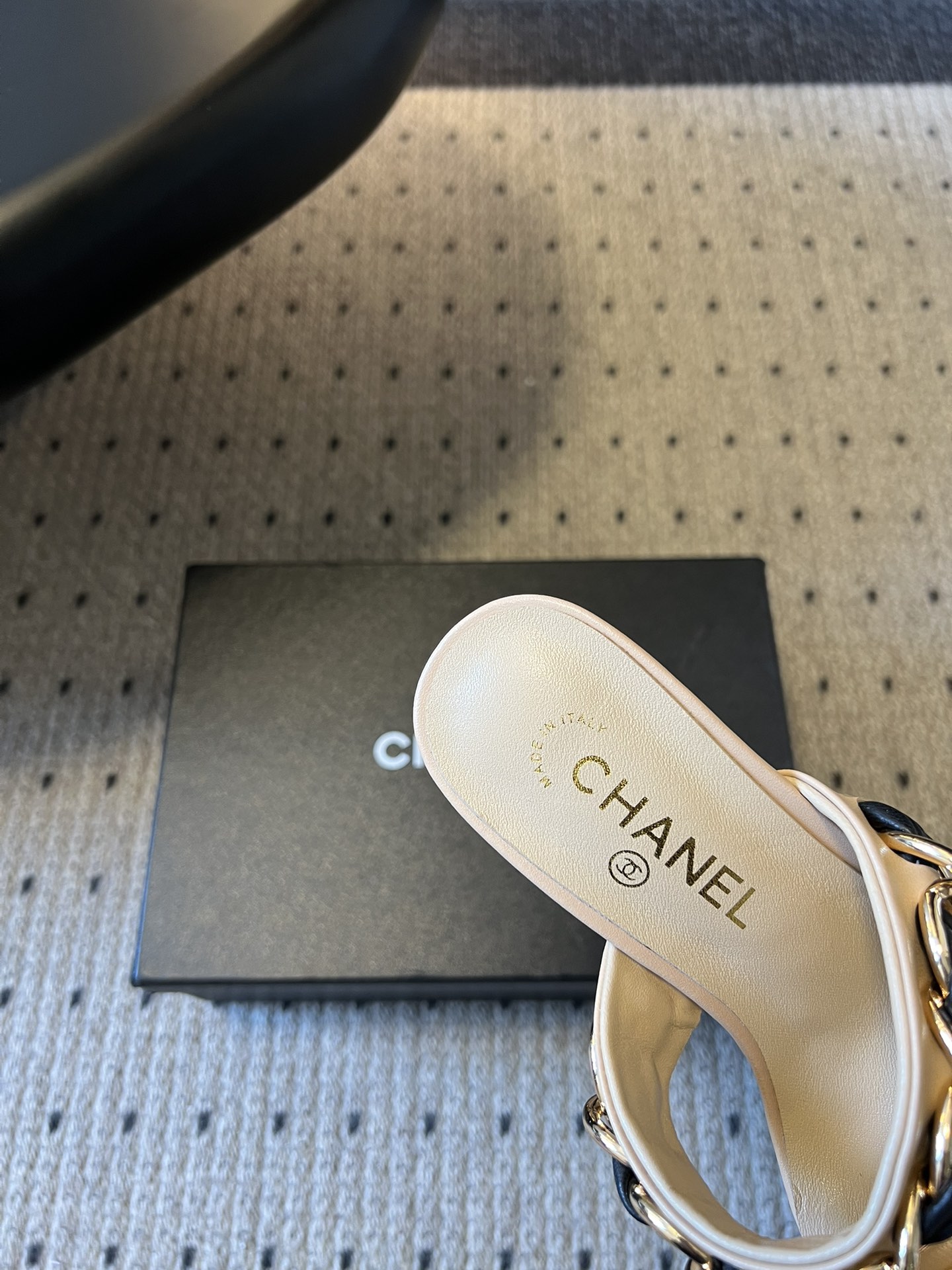 Chane*26SS早春新款复古方头链条高跟鞋把经典香风踩在脚下，粗链条与皮革编织的碰撞，是永不过时的高