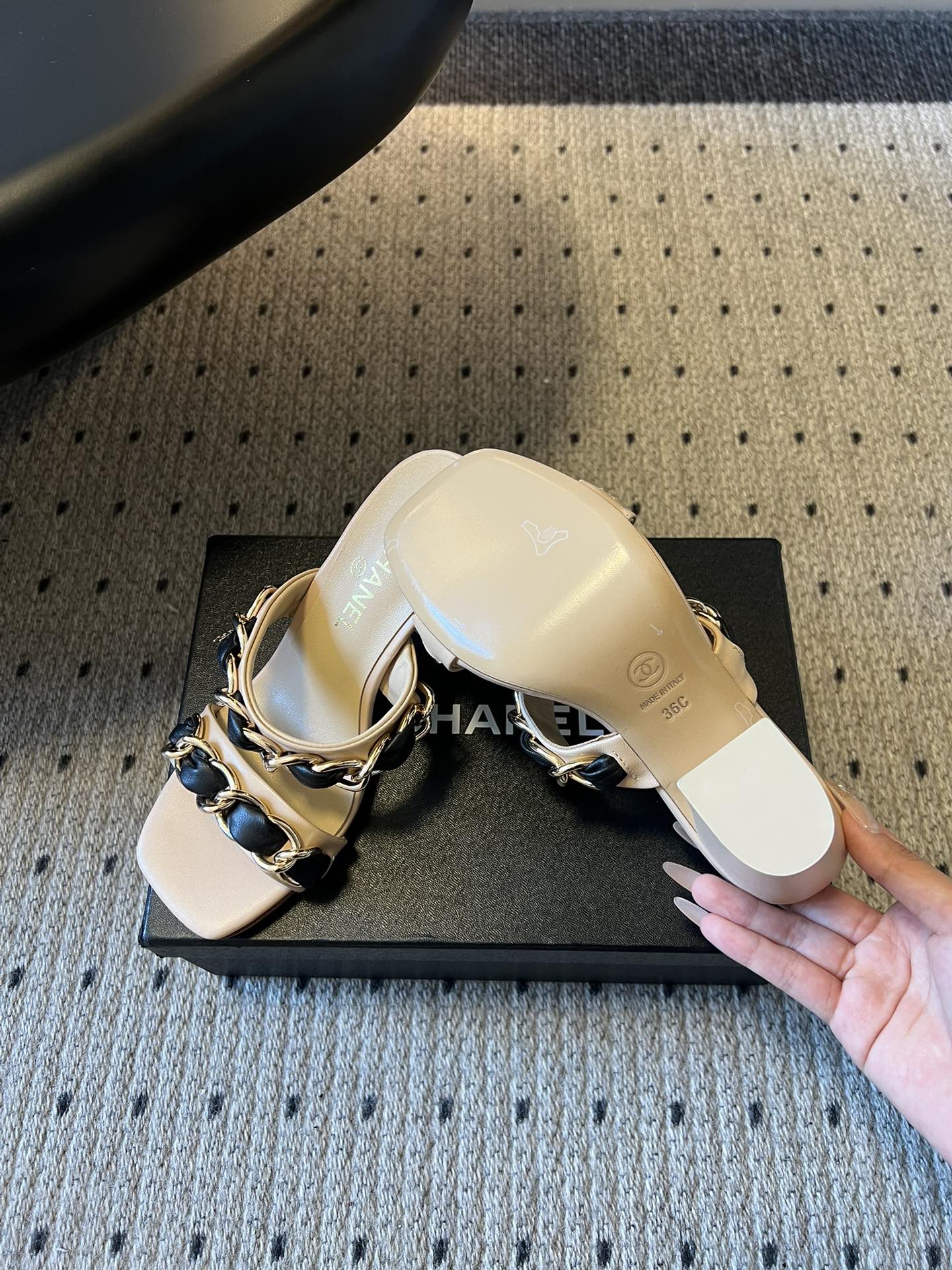 Chane*26SS早春新款复古方头链条高跟鞋把经典香风踩在脚下，粗链条与皮革编织的碰撞，是永不过时的高