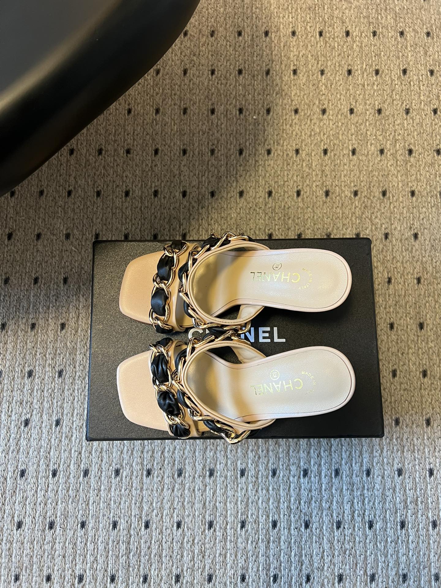 Chane*26SS早春新款复古方头链条高跟鞋把经典香风踩在脚下，粗链条与皮革编织的碰撞，是永不过时的高