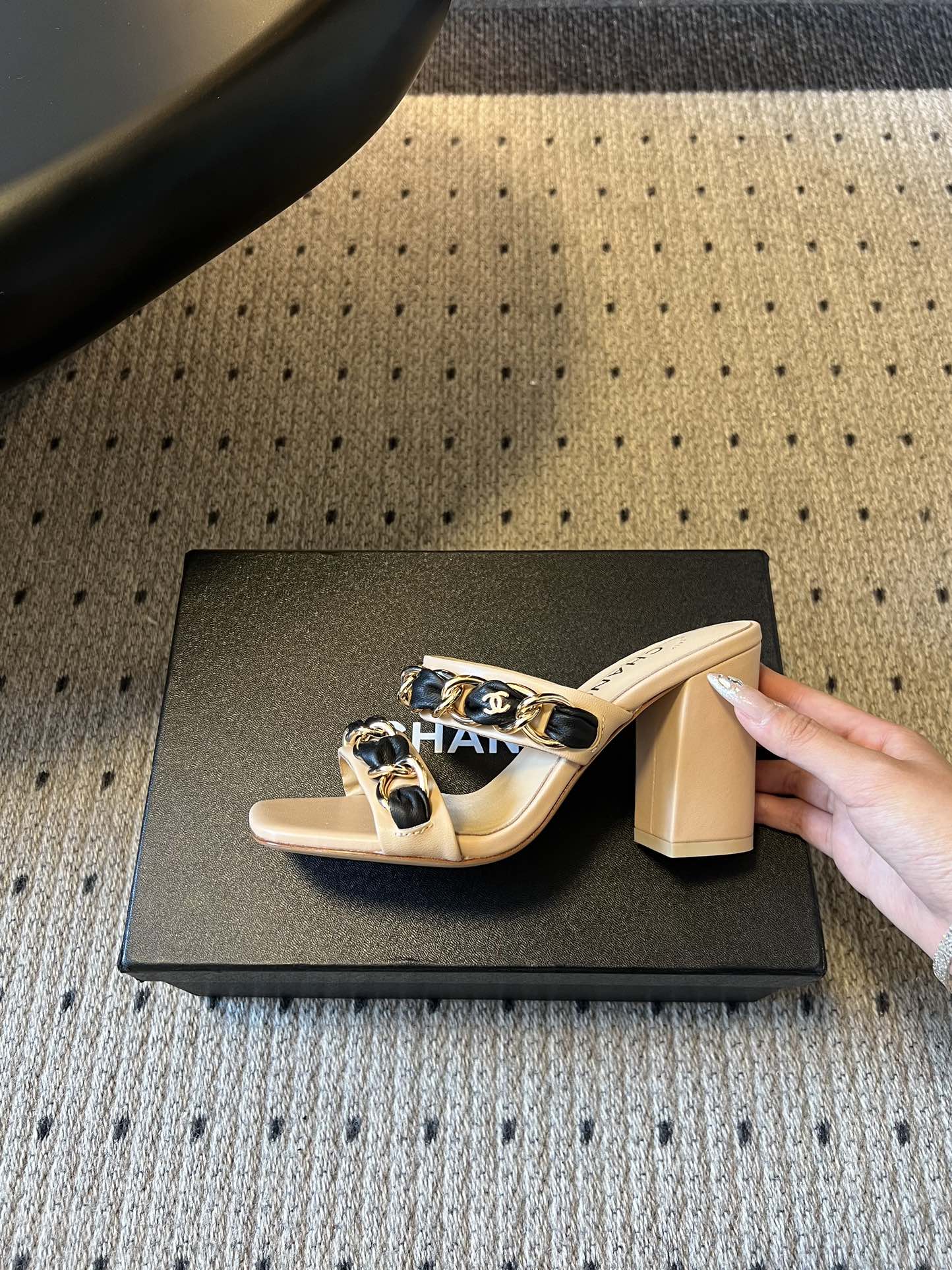 Chane*26SS早春新款复古方头链条高跟鞋把经典香风踩在脚下，粗链条与皮革编织的碰撞，是永不过时的高