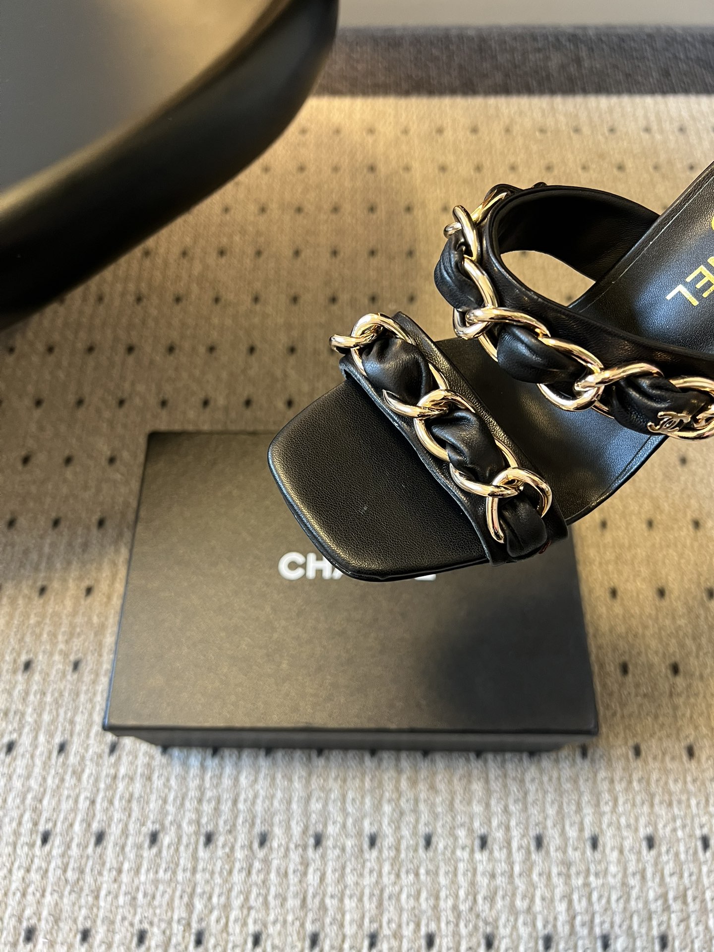 Chane*26SS早春新款复古方头链条高跟鞋把经典香风踩在脚下，粗链条与皮革编织的碰撞，是永不过时的高