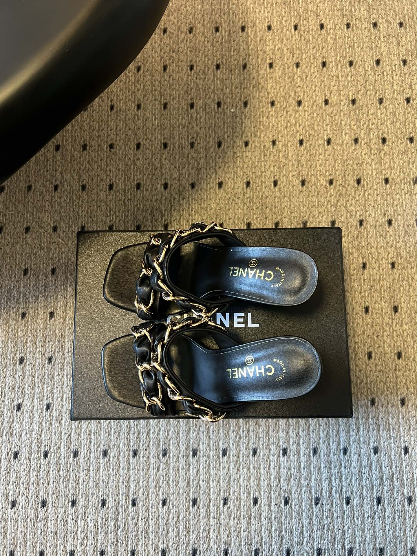 Chane*26SS早春新款复古方头链条高跟鞋把经典香风踩在脚下，粗链条与皮革编织的碰撞，是永不过时的高