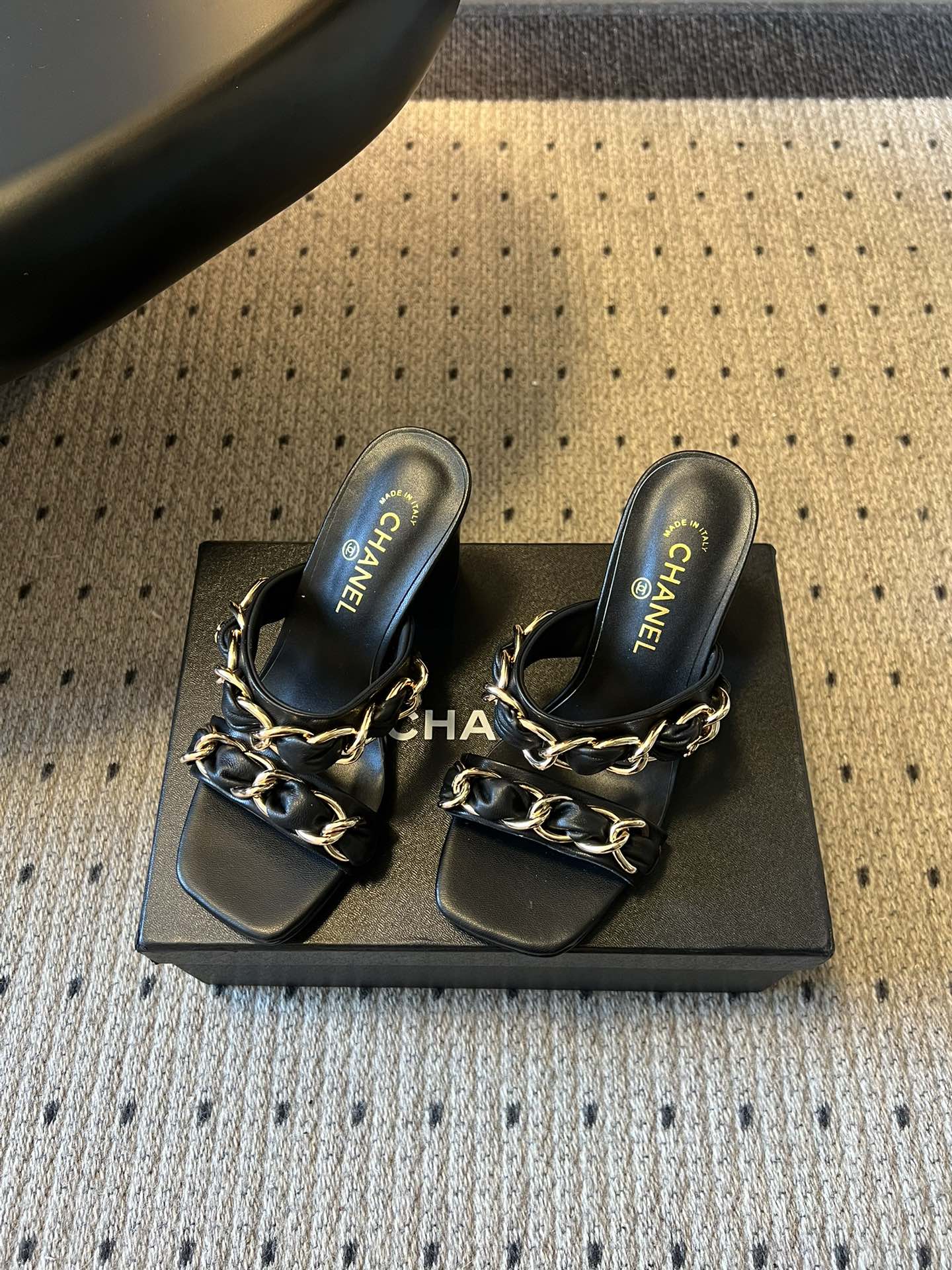 Chane*26SS早春新款复古方头链条高跟鞋把经典香风踩在脚下，粗链条与皮革编织的碰撞，是永不过时的高