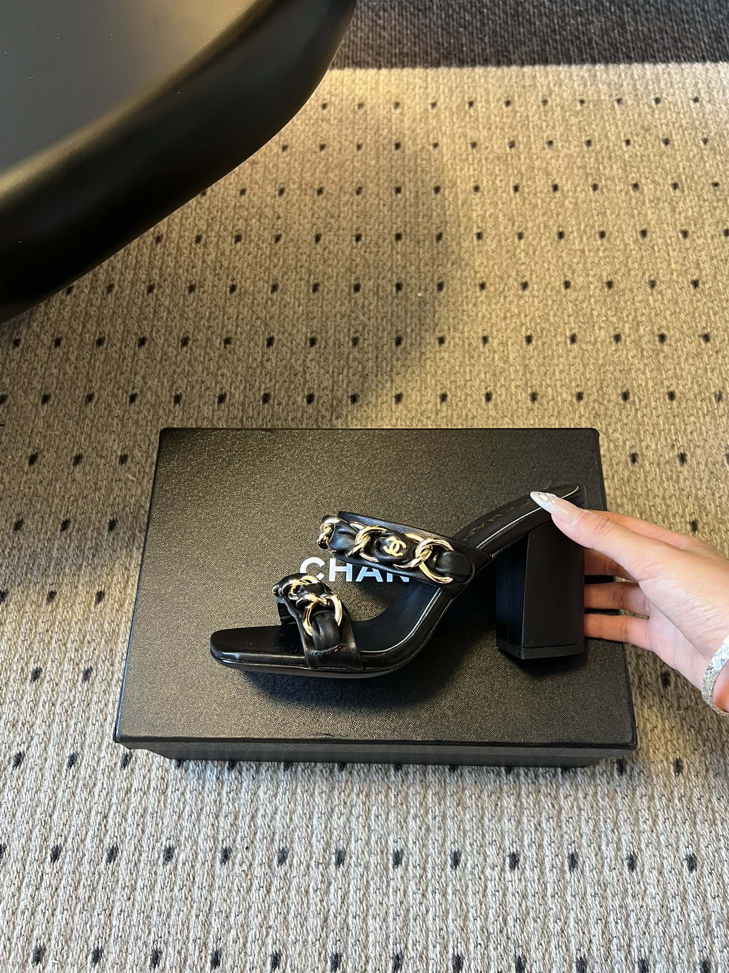 Chane*26SS早春新款复古方头链条高跟鞋把经典香风踩在脚下，粗链条与皮革编织的碰撞，是永不过时的高