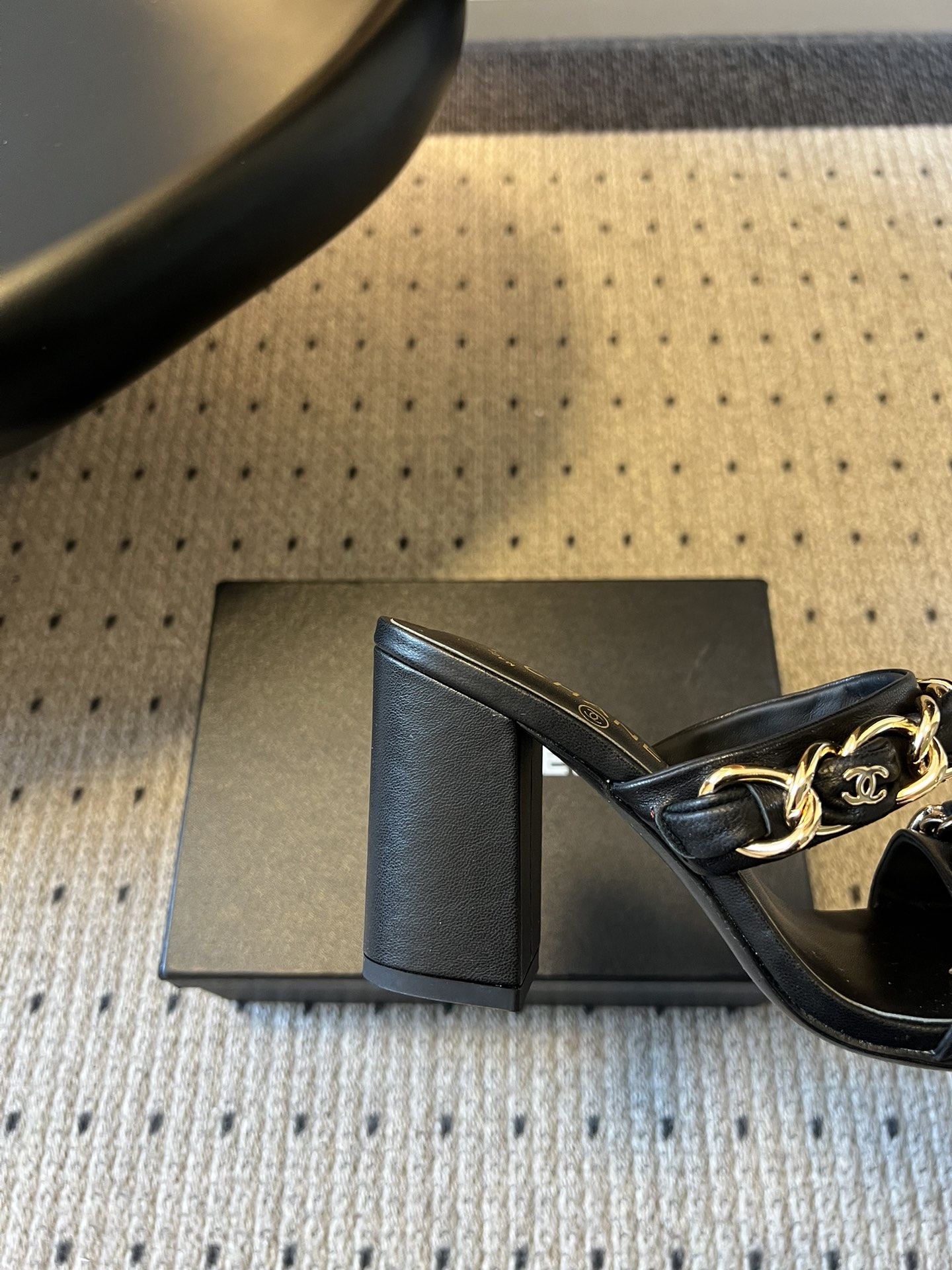 Chane*26SS早春新款复古方头链条高跟鞋把经典香风踩在脚下，粗链条与皮革编织的碰撞，是永不过时的高