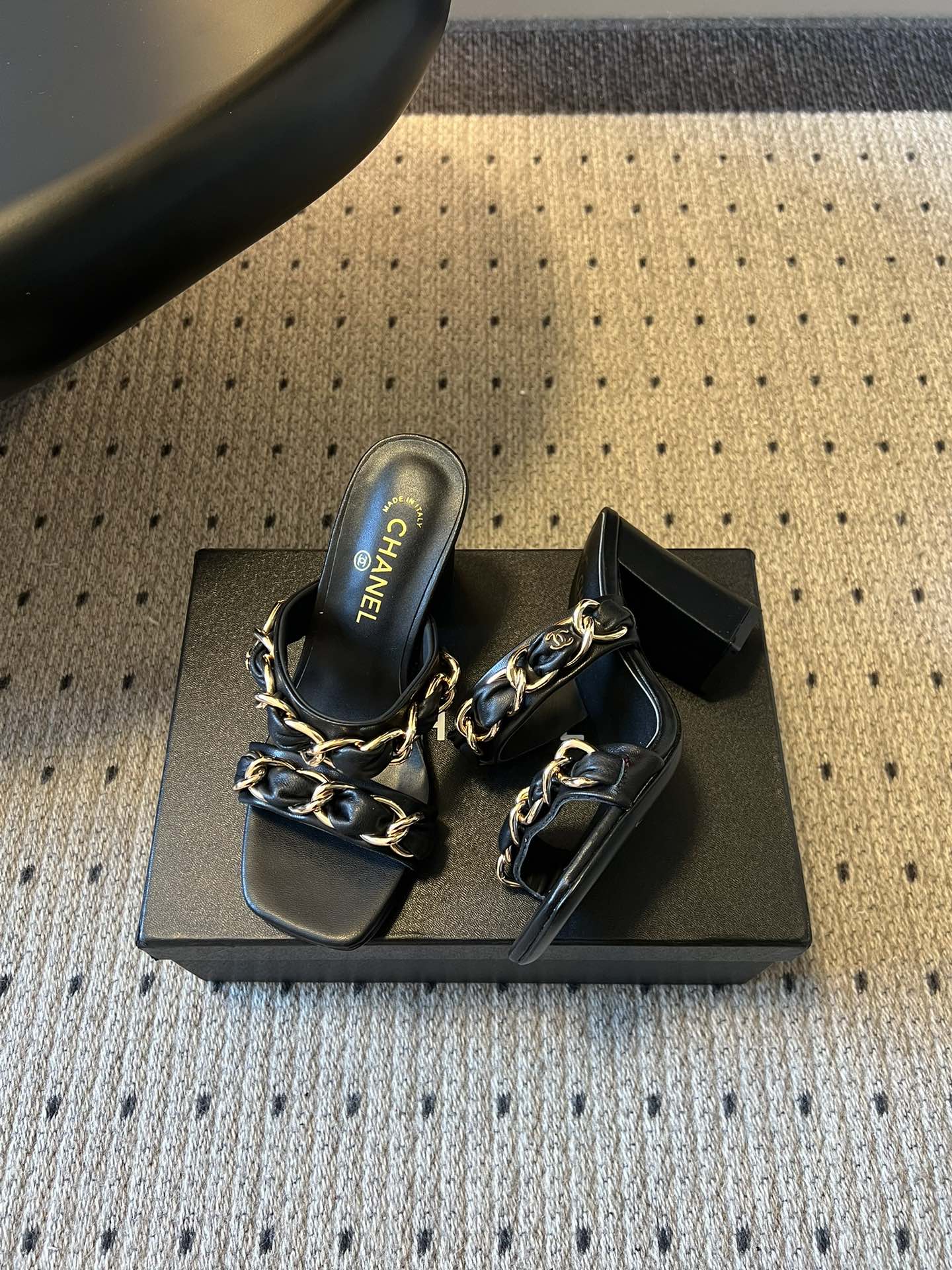 Chane*26SS早春新款复古方头链条高跟鞋把经典香风踩在脚下，粗链条与皮革编织的碰撞，是永不过时的高