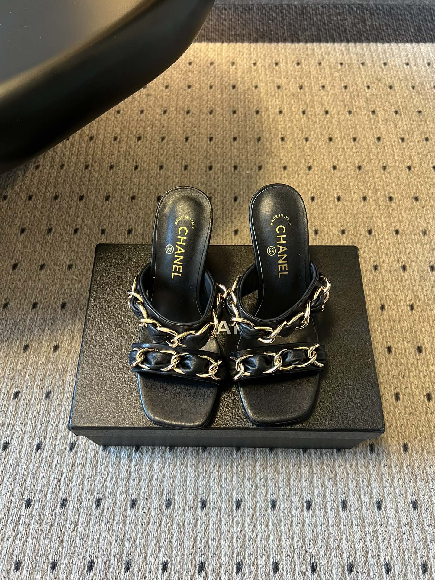 NO:758534,Chane*26SS early spring new retro square toe chain high heels put the classic fragrance under your feet. The collision of thick chain and leather weaving creates a sense of luxury that never goes out of style. The square toe design modifies the foot shape, and the thick heel is stable and does not tire your feet. It is available in three colors: white/black/nude, and can be easily adapted to skirts and trousers. From commuting to dating, every step brings its own aura. Low-key and flamboyant, it is a summer item loved by people who know how to dress well.  This pair of fragrant chain sandals is so beautiful, the thick chain + leather braided design is so recognizable!  The combination of square toe + thick heel makes the feet look small but very stable. Cowhide upper, sheepskin lining, genuine leather outsole, size 35-41 (customized sizes 40 and 41 are not returnable), heel height 8.5cm, high heels, slippers, chanel, high heels, slippers, skirts, cowhide, sheepskin, Leather soles19860909Chane*26SS早春新款复古方头链条高跟鞋 把经典香风踩在脚下,粗链条与皮革编织的碰撞,是永不过时的高级感,方头设计修饰脚型,粗跟稳走不累脚,白/黑/裸三色可选,轻松适配裙装与裤装.从通勤到约会,每一步都自带气场.低调又张扬,是懂穿搭的人都爱的夏日单品. 这双香风链条凉拖美到封神,粗链条+皮革编织的设计太有辨识度了！方头+粗跟的组合,显脚小还巨稳. 鞋面牛皮 内里羊皮 大底真皮大底 size35-41码（40、41码定制不退换） 跟高8.5cm,高跟鞋拖鞋,chanel,high heels,slippers,skirts,cowhide,sheepskin,Leather soles,Women's Shoes