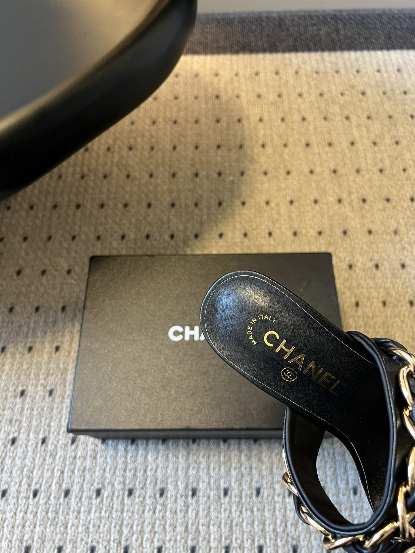 Chane*26SS早春新款复古方头链条高跟鞋把经典香风踩在脚下，粗链条与皮革编织的碰撞，是永不过时的高