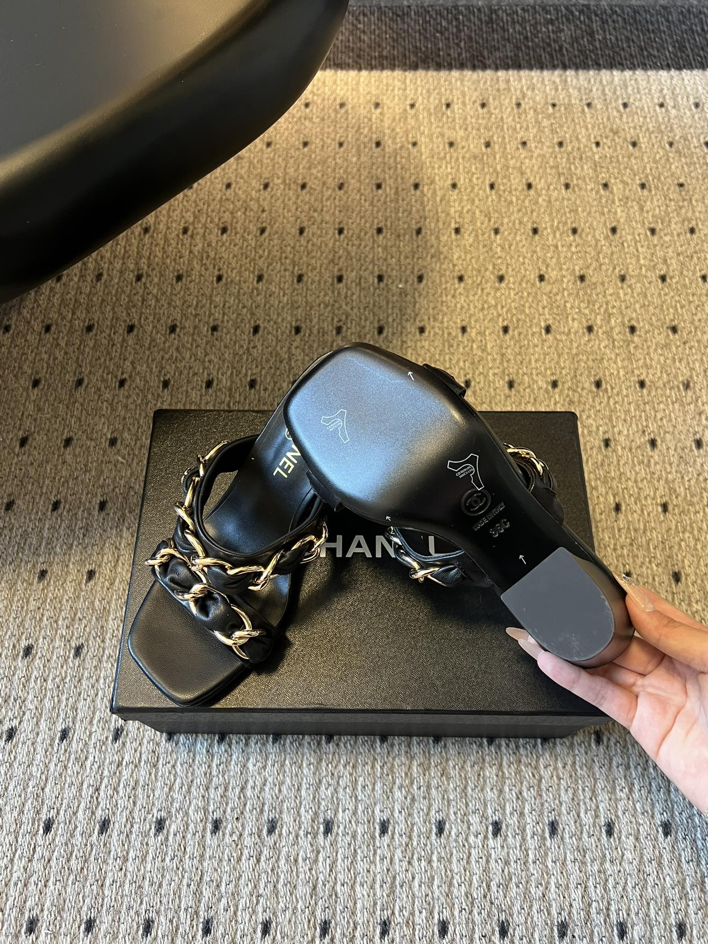 Chane*26SS早春新款复古方头链条高跟鞋把经典香风踩在脚下，粗链条与皮革编织的碰撞，是永不过时的高