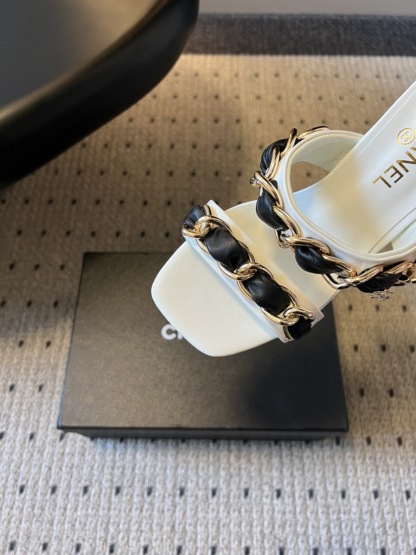 Chane*26SS早春新款复古方头链条高跟鞋把经典香风踩在脚下，粗链条与皮革编织的碰撞，是永不过时的高