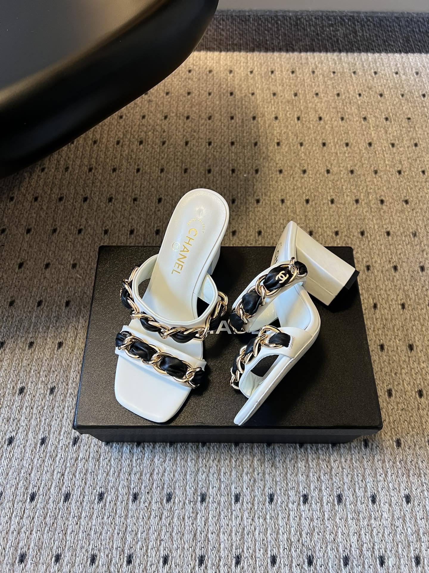 Chane*26SS早春新款复古方头链条高跟鞋把经典香风踩在脚下，粗链条与皮革编织的碰撞，是永不过时的高