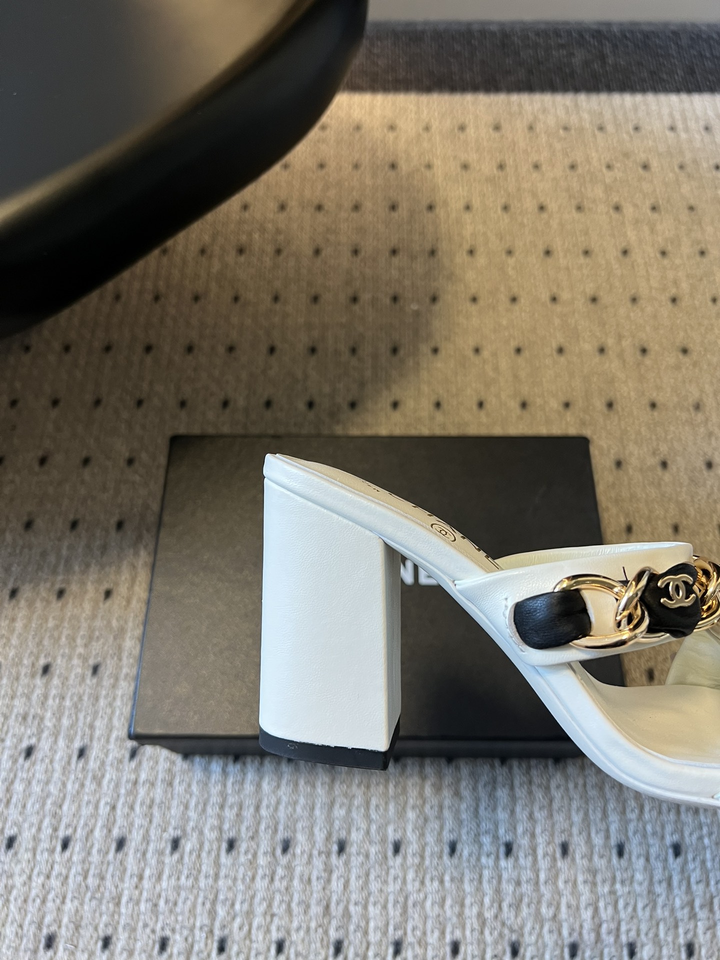 Chane*26SS早春新款复古方头链条高跟鞋把经典香风踩在脚下，粗链条与皮革编织的碰撞，是永不过时的高