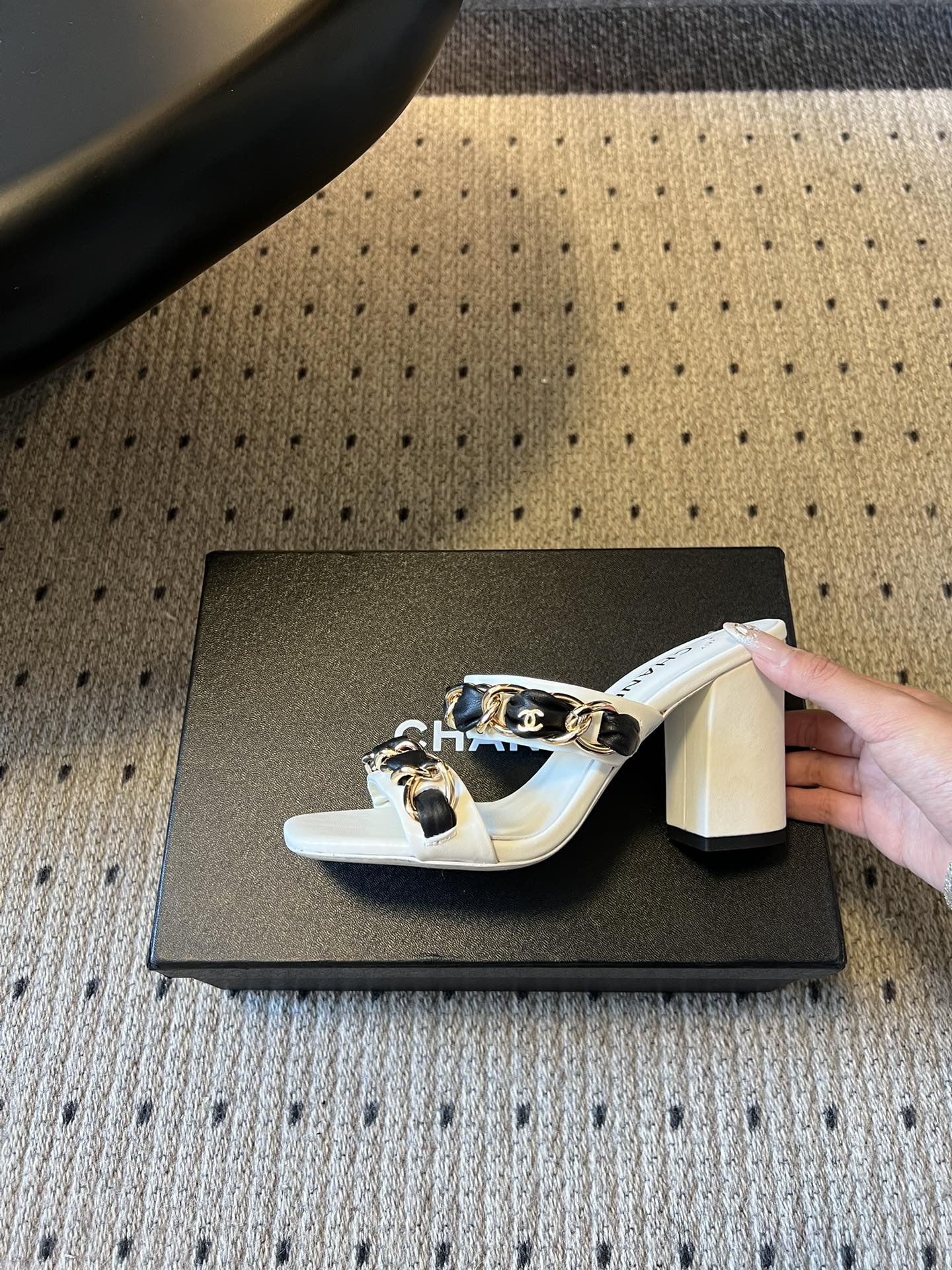 Chane*26SS早春新款复古方头链条高跟鞋把经典香风踩在脚下，粗链条与皮革编织的碰撞，是永不过时的高