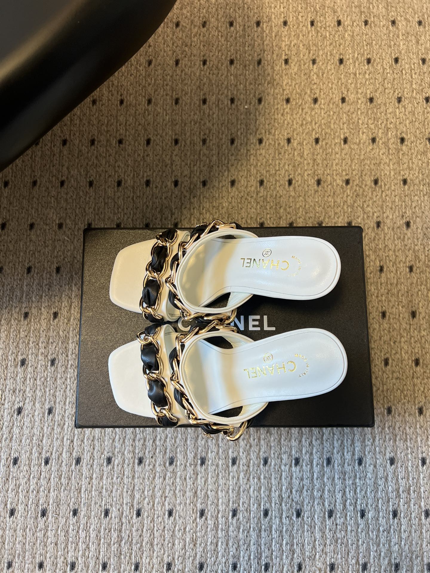 Chane*26SS早春新款复古方头链条高跟鞋把经典香风踩在脚下，粗链条与皮革编织的碰撞，是永不过时的高