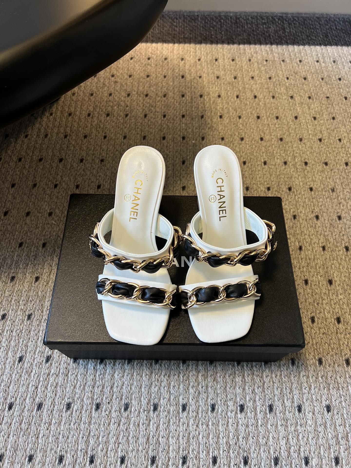 NO:758541,Chane*26SS early spring new retro square toe chain high heels put the classic fragrance under your feet. The collision of thick chain and leather weaving creates a sense of luxury that never goes out of style. The square toe design modifies the foot shape, and the thick heel is stable and does not tire your feet. It is available in three colors: white/black/nude, and can be easily adapted to skirts and trousers. From commuting to dating, every step brings its own aura. Low-key and flamboyant, it is a summer item loved by people who know how to dress well.  This pair of fragrant chain sandals is so beautiful, the thick chain + leather braided design is so recognizable!  The combination of square toe + thick heel makes the feet look small but very stable. Cowhide upper, sheepskin lining, genuine leather outsole, size 35-41 (customized sizes 40 and 41 are not returnable), heel height 8.5cm, high heels, slippers, chanel, high heels, slippers, skirts, cowhide, sheepskin, Leather soles19860909Chane*26SS早春新款复古方头链条高跟鞋 把经典香风踩在脚下,粗链条与皮革编织的碰撞,是永不过时的高级感,方头设计修饰脚型,粗跟稳走不累脚,白/黑/裸三色可选,轻松适配裙装与裤装.从通勤到约会,每一步都自带气场.低调又张扬,是懂穿搭的人都爱的夏日单品. 这双香风链条凉拖美到封神,粗链条+皮革编织的设计太有辨识度了！方头+粗跟的组合,显脚小还巨稳. 鞋面牛皮 内里羊皮 大底真皮大底 size35-41码（40、41码定制不退换） 跟高8.5cm,高跟鞋拖鞋,chanel,high heels,slippers,skirts,cowhide,sheepskin,Leather soles,Women's Shoes