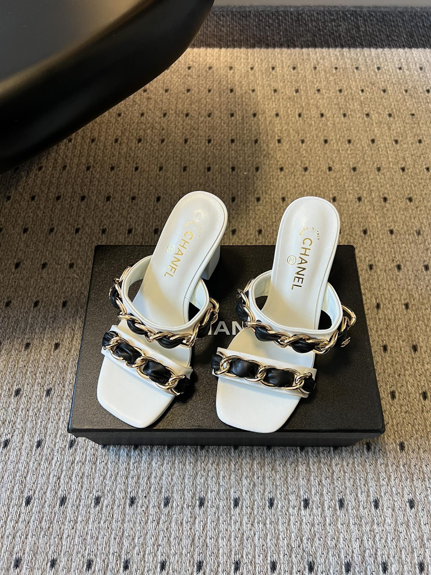 Chane*26SS早春新款复古方头链条高跟鞋把经典香风踩在脚下，粗链条与皮革编织的碰撞，是永不过时的高