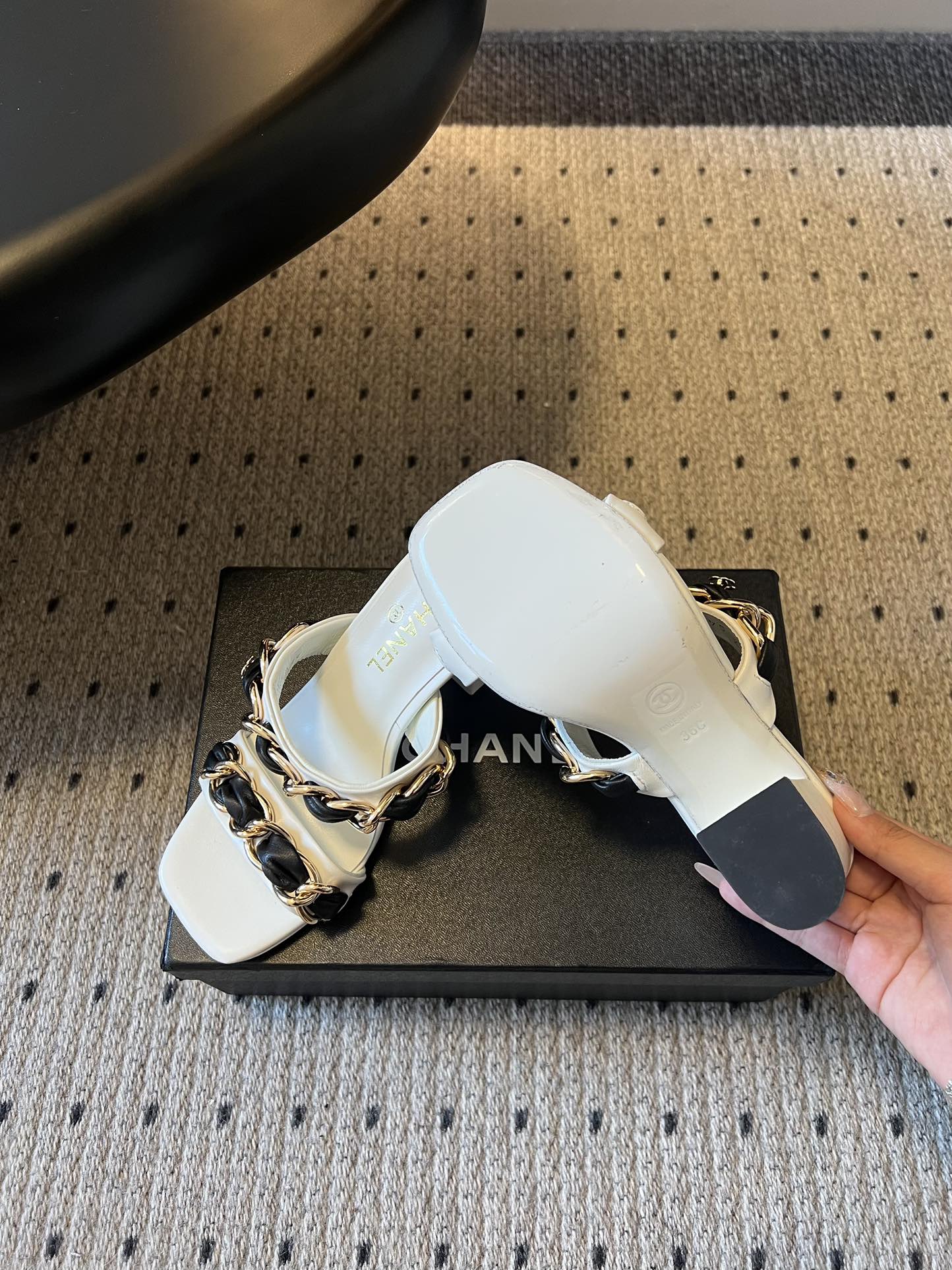 Chane*26SS早春新款复古方头链条高跟鞋把经典香风踩在脚下，粗链条与皮革编织的碰撞，是永不过时的高