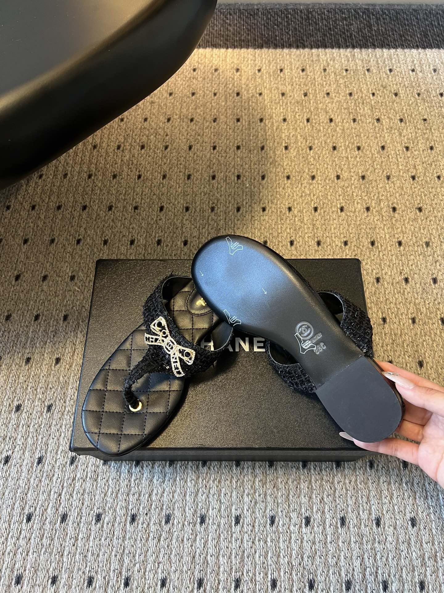 Chane*26SS早春新款菱格夹脚凉拖菱格纹夹脚凉拖，是夏日里的温柔暴击。水钻蝴蝶结缀于鞋面，blin