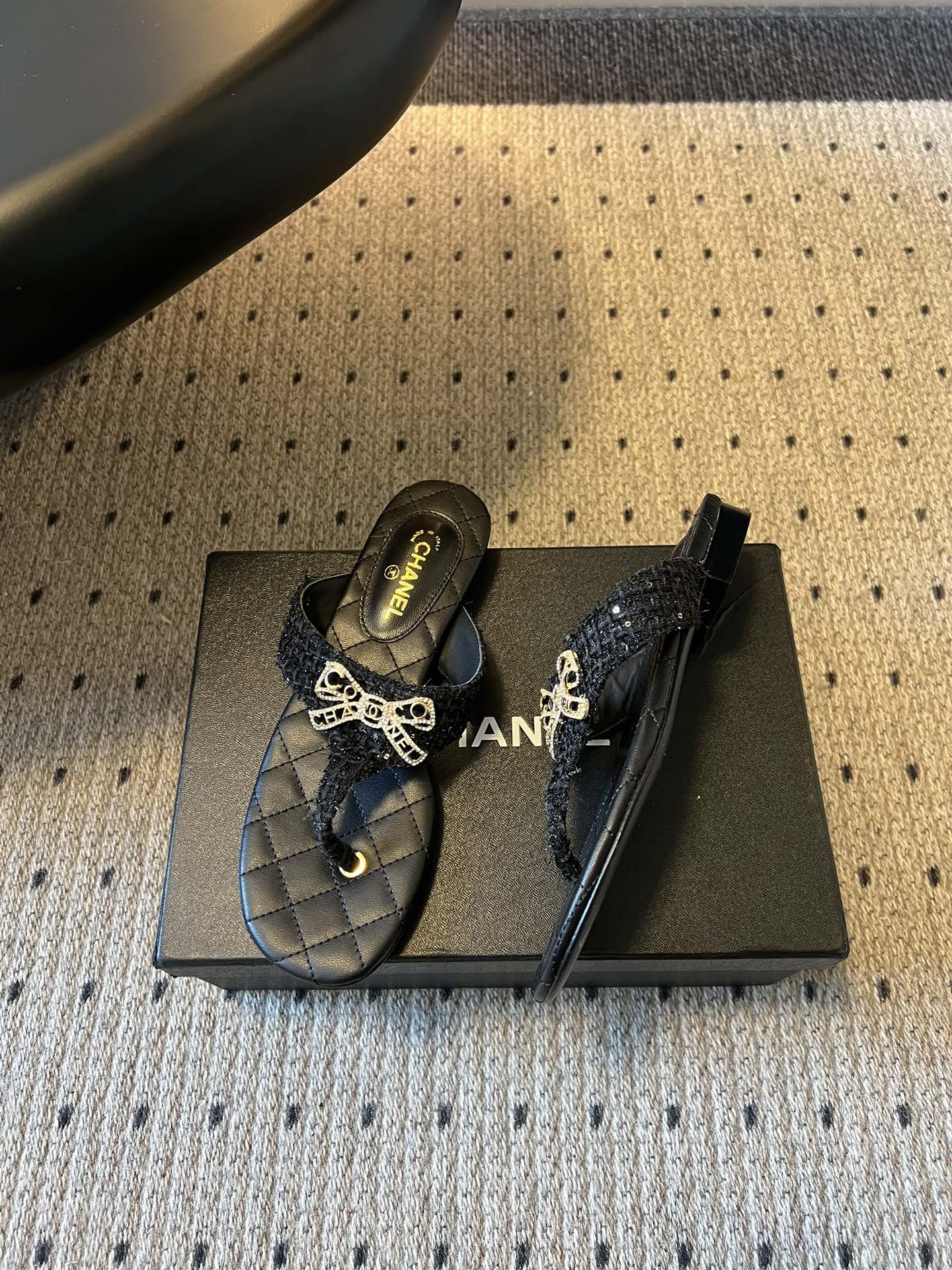 Chane*26SS早春新款菱格夹脚凉拖菱格纹夹脚凉拖，是夏日里的温柔暴击。水钻蝴蝶结缀于鞋面，blin