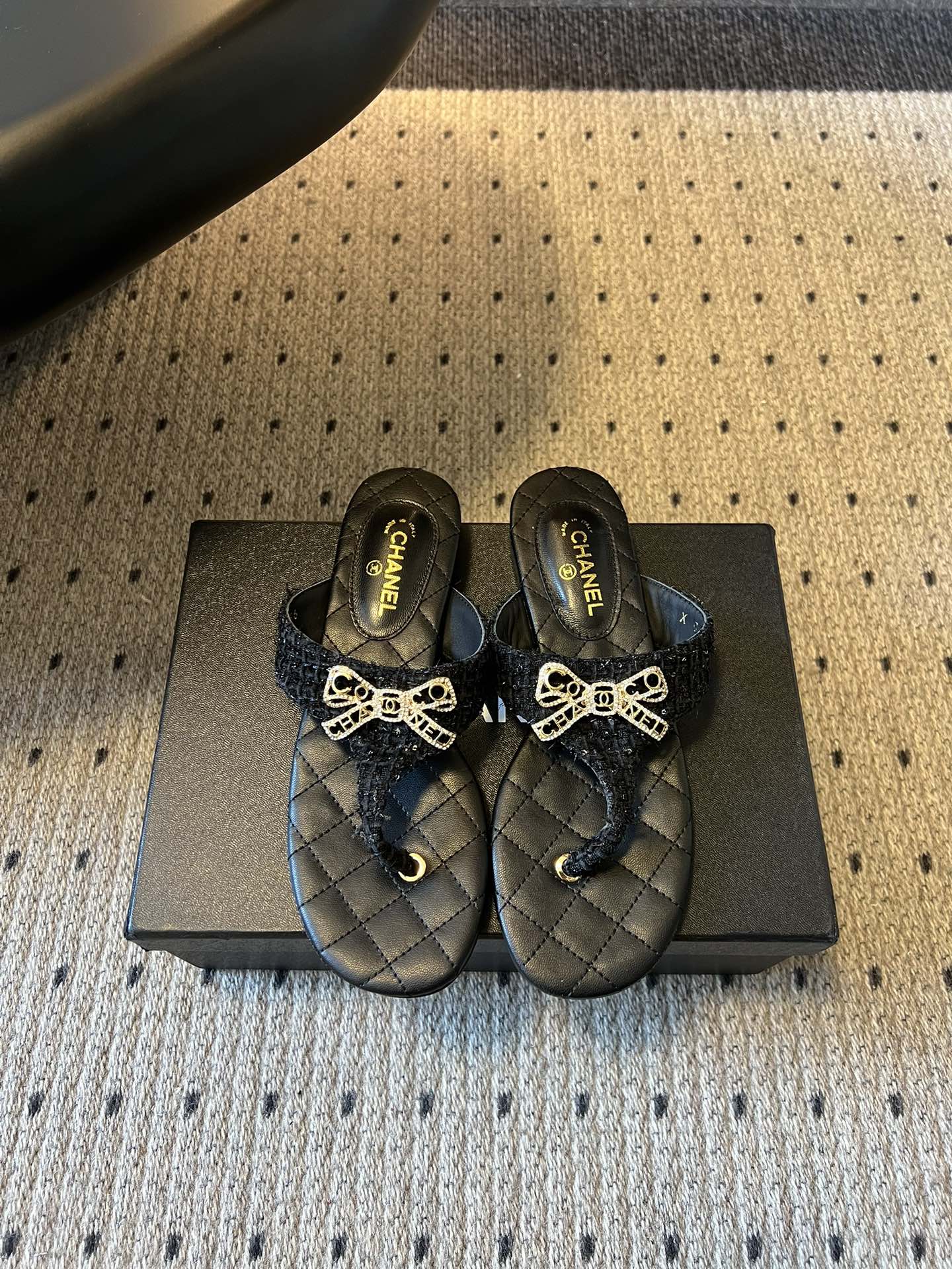 NO:758575,Chane*26SS early spring new diamond pattern flip-flops. Diamond pattern flip-flops are a gentle hit in summer. Rhinestone bows are embellished on the uppers, and blingbling brings soft light. Four colors are available: white/black/nude/off-white. The soft sole is comfortable and does not rub your feet. Step on it, go to the beach, go to the market, or go to an appointment for afternoon tea. Every step is light and agile, and the sweet but not greasy sense of sophistication fills you.  Decorated with rhinestone bows, the basic model is instantly upgraded. The low flat heel + soft insole will keep your feet tired after walking for a long time. From home to going out on the street, one pair can handle all casual scenes. The effortless sense of fashion is what summer should be like. Cowhide upper, sheepskin lining, genuine leather outsole, size 35-41 (customized sizes 40 and 41 are non-returnable), split-toe shoes, chanel, cowhide, sheepskin, Leather soles19860909Chane*26SS早春新款菱格夹脚凉拖 菱格纹夹脚凉拖,是夏日里的温柔暴击.水钻蝴蝶结缀于鞋面,blingbling自带柔光.白/黑/裸/米白四色可选,软底舒适不磨脚.踩上它,去海边、逛市集、赴约下午茶.每一步都轻盈灵动,甜而不腻的精致感拉满. 水钻蝴蝶结点缀,让基础款瞬间升级,低平跟+柔软鞋垫,久走不累脚.从居家到出街,一双搞定所有休闲场景,不费力的时髦感,才是夏天该有的样子. 鞋面牛皮 内里羊皮 大底真皮大底 size35-41码（40、41码定制不退换）,分趾鞋,chanel,cowhide,sheepskin,Leather soles,Women's Shoes