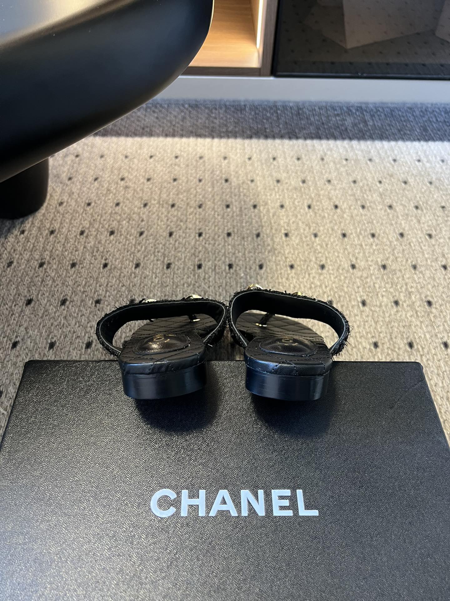 Chane*26SS早春新款菱格夹脚凉拖菱格纹夹脚凉拖，是夏日里的温柔暴击。水钻蝴蝶结缀于鞋面，blin