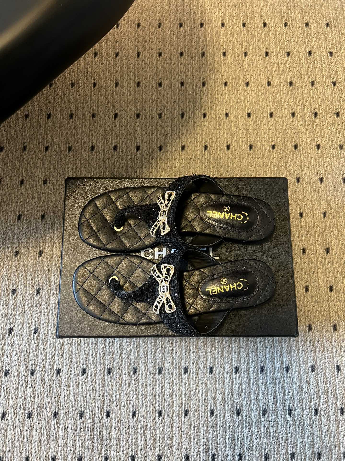 Chane*26SS早春新款菱格夹脚凉拖菱格纹夹脚凉拖，是夏日里的温柔暴击。水钻蝴蝶结缀于鞋面，blin