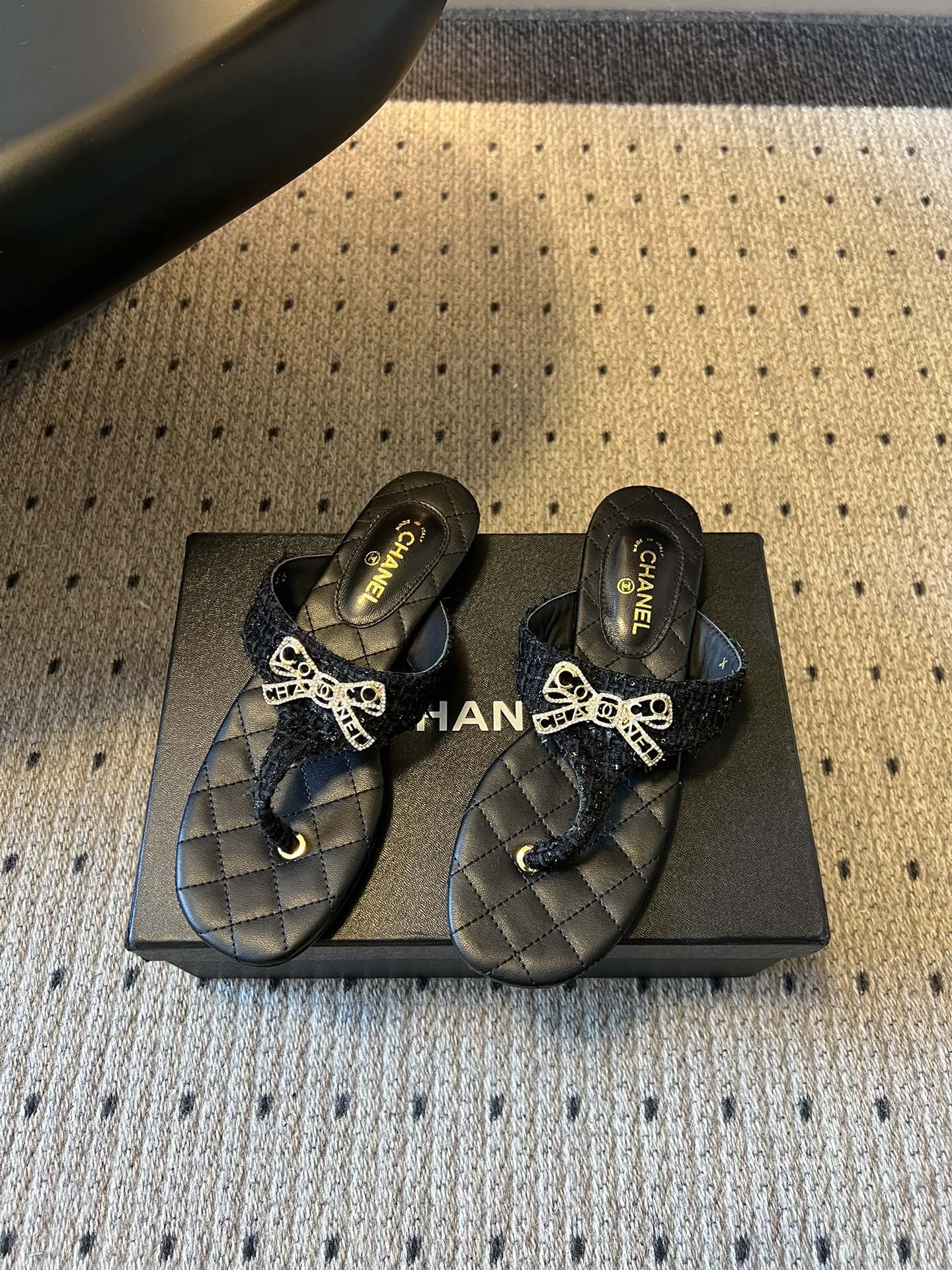 Chane*26SS早春新款菱格夹脚凉拖菱格纹夹脚凉拖，是夏日里的温柔暴击。水钻蝴蝶结缀于鞋面，blin