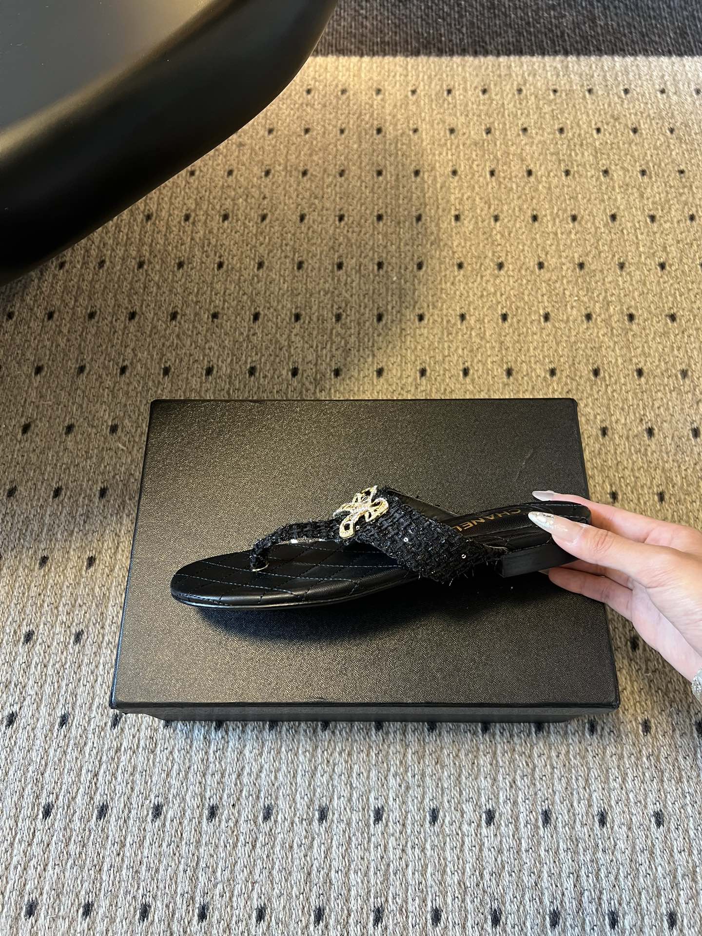 Chane*26SS早春新款菱格夹脚凉拖菱格纹夹脚凉拖，是夏日里的温柔暴击。水钻蝴蝶结缀于鞋面，blin