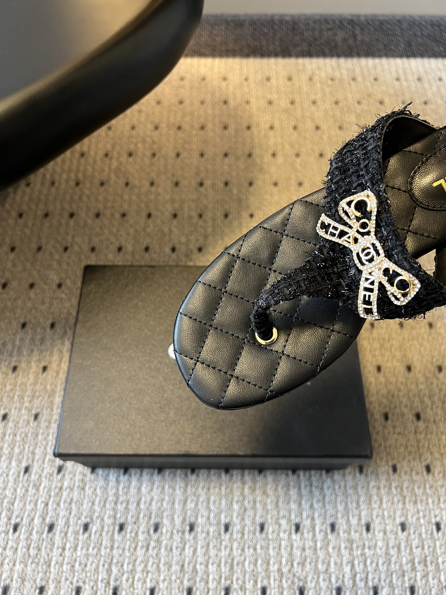 Chane*26SS早春新款菱格夹脚凉拖菱格纹夹脚凉拖，是夏日里的温柔暴击。水钻蝴蝶结缀于鞋面，blin