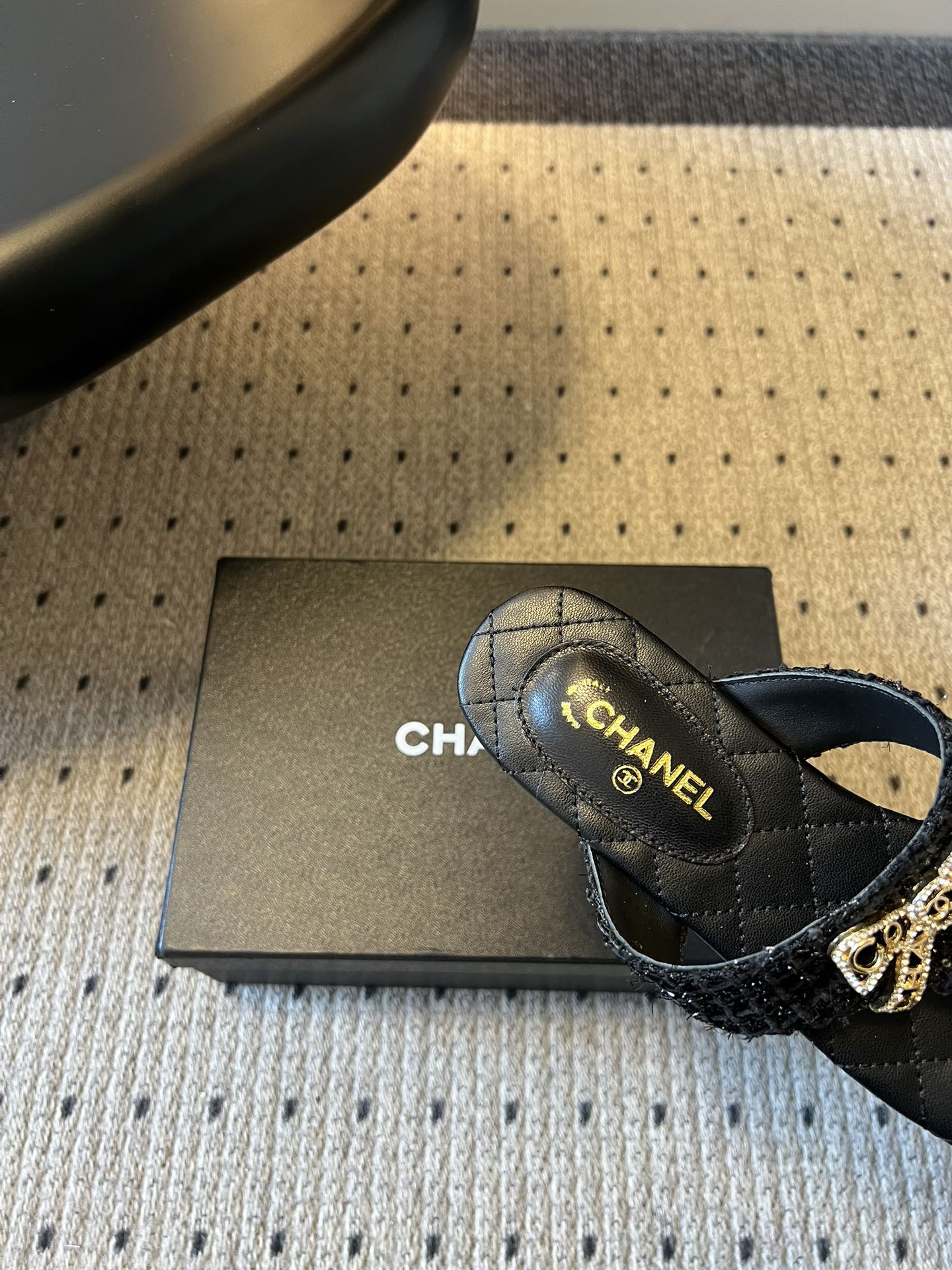 Chane*26SS早春新款菱格夹脚凉拖菱格纹夹脚凉拖，是夏日里的温柔暴击。水钻蝴蝶结缀于鞋面，blin