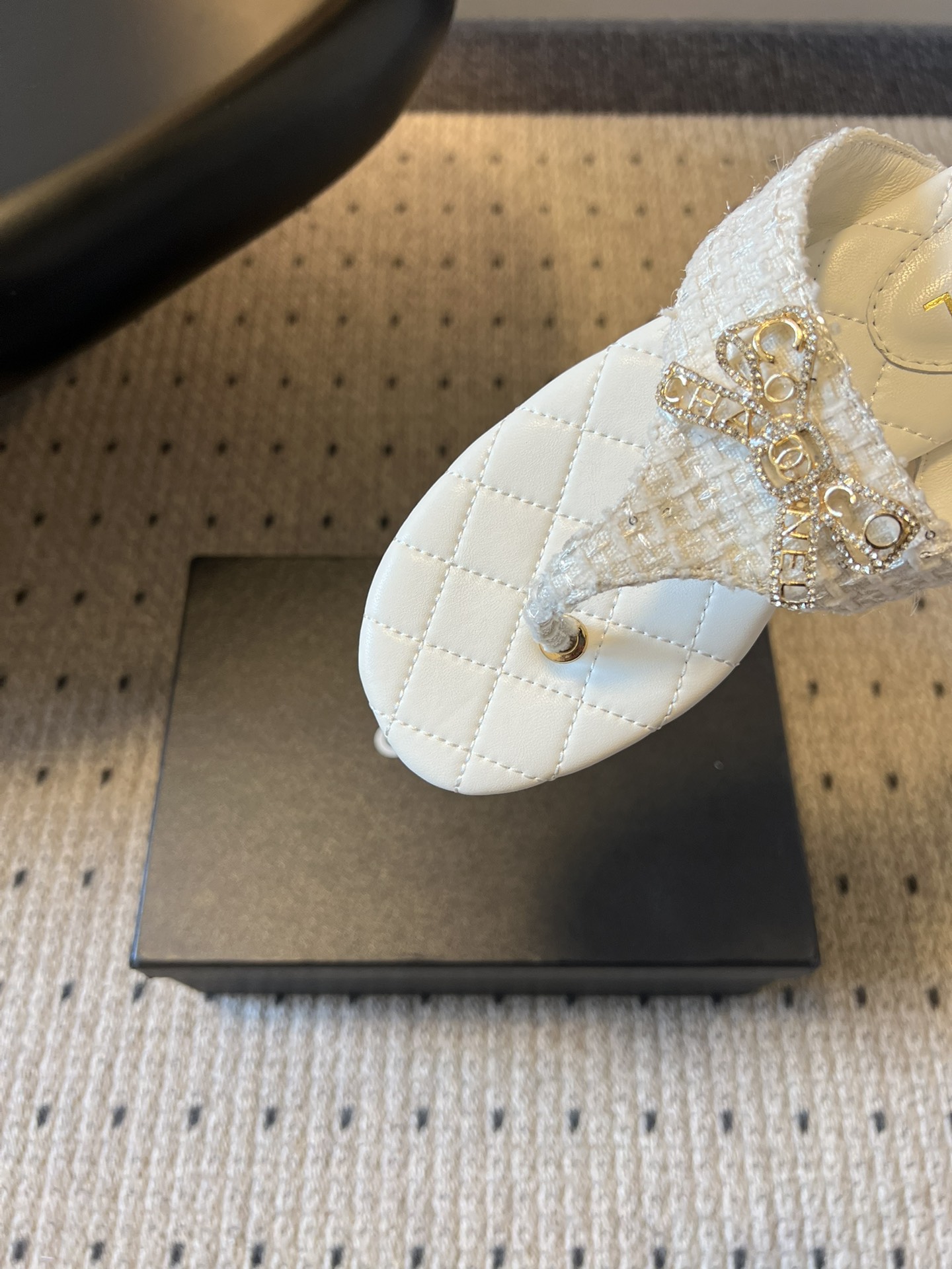 Chane*26SS早春新款菱格夹脚凉拖菱格纹夹脚凉拖，是夏日里的温柔暴击。水钻蝴蝶结缀于鞋面，blin