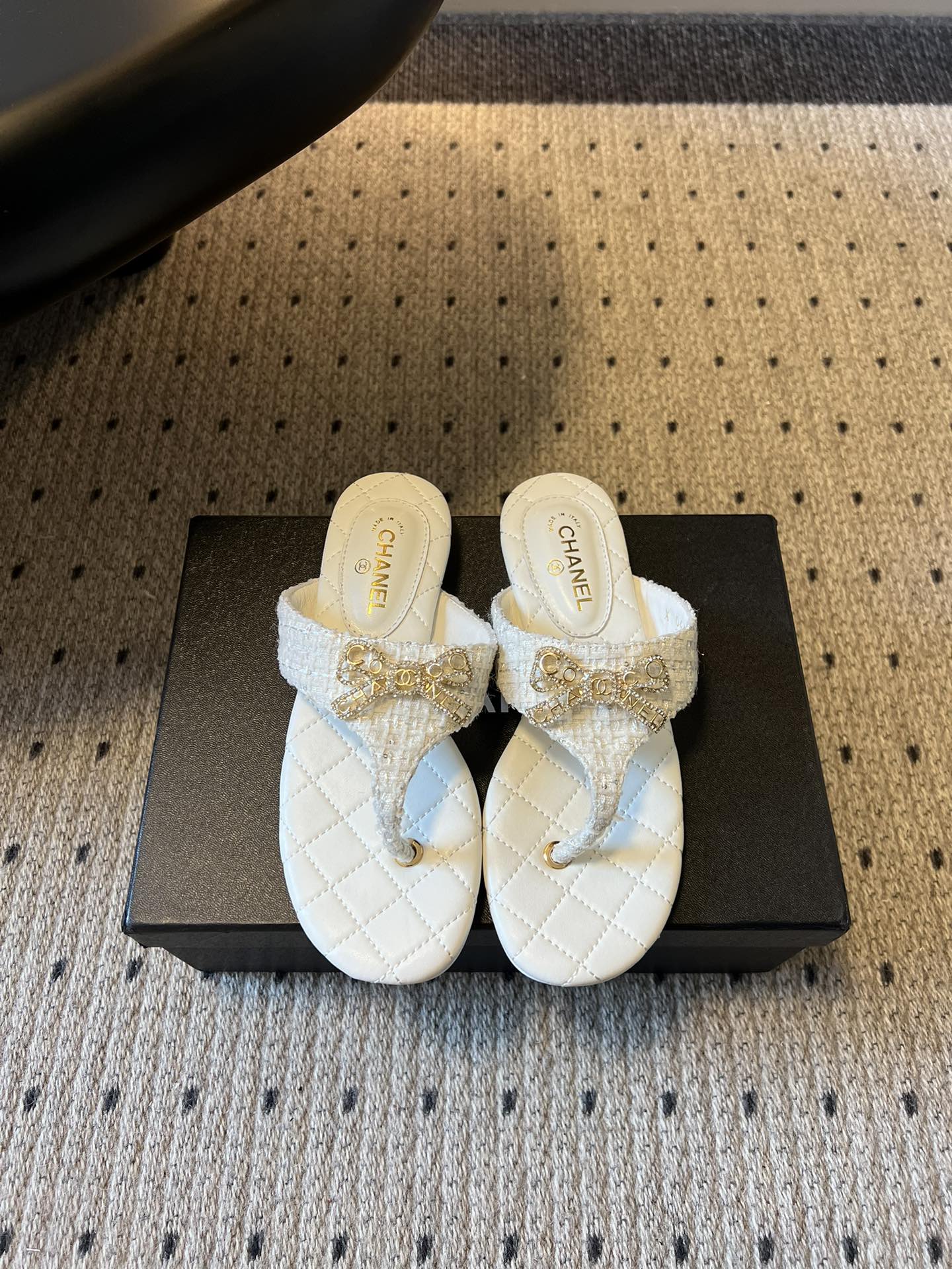 Chane*26SS早春新款菱格夹脚凉拖菱格纹夹脚凉拖，是夏日里的温柔暴击。水钻蝴蝶结缀于鞋面，blin